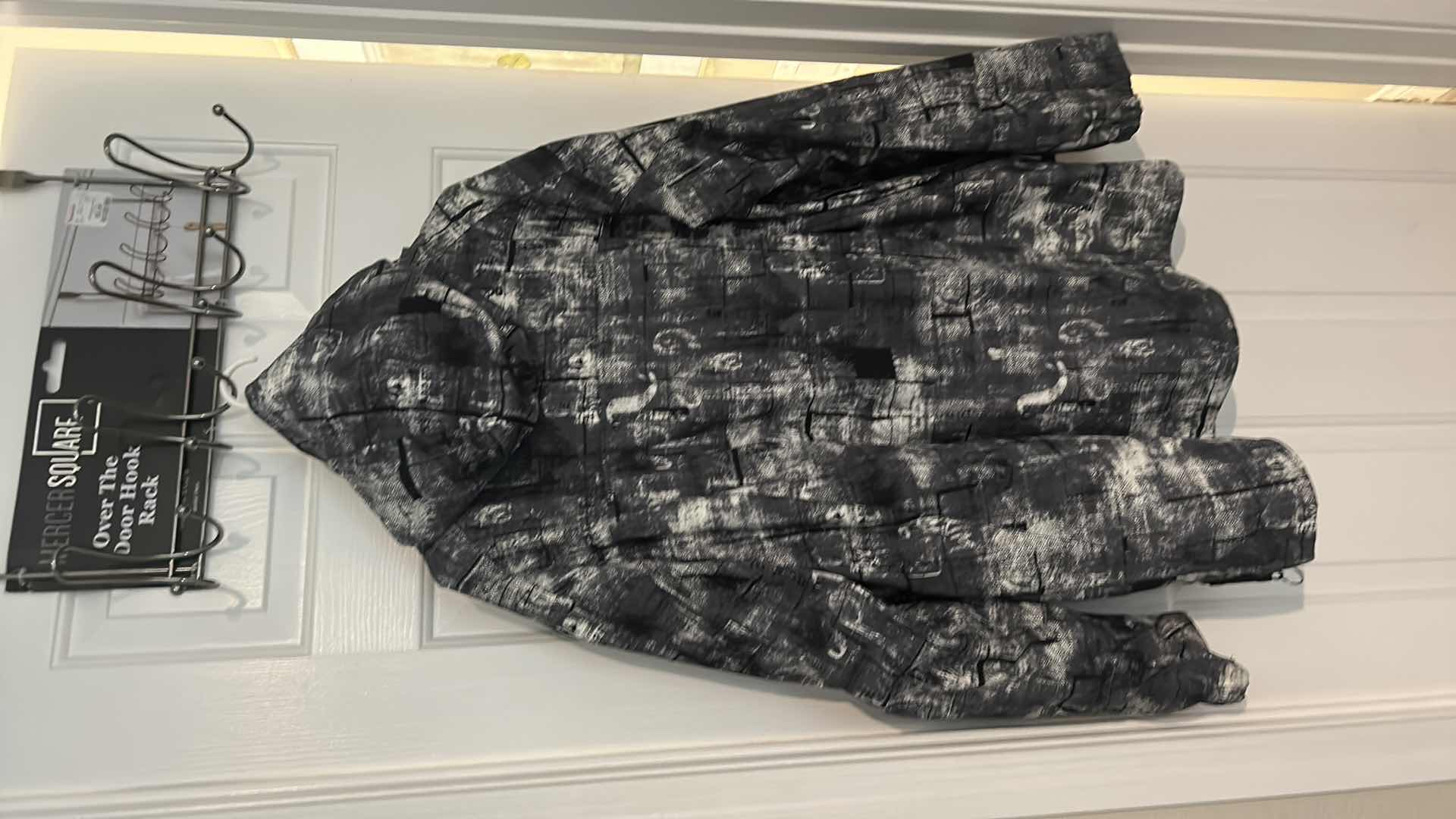 Photo 4 of MENS SNAP, ZIP, VELCRO SNOWBOARDING JACKET WITH HOOD SIZE XL