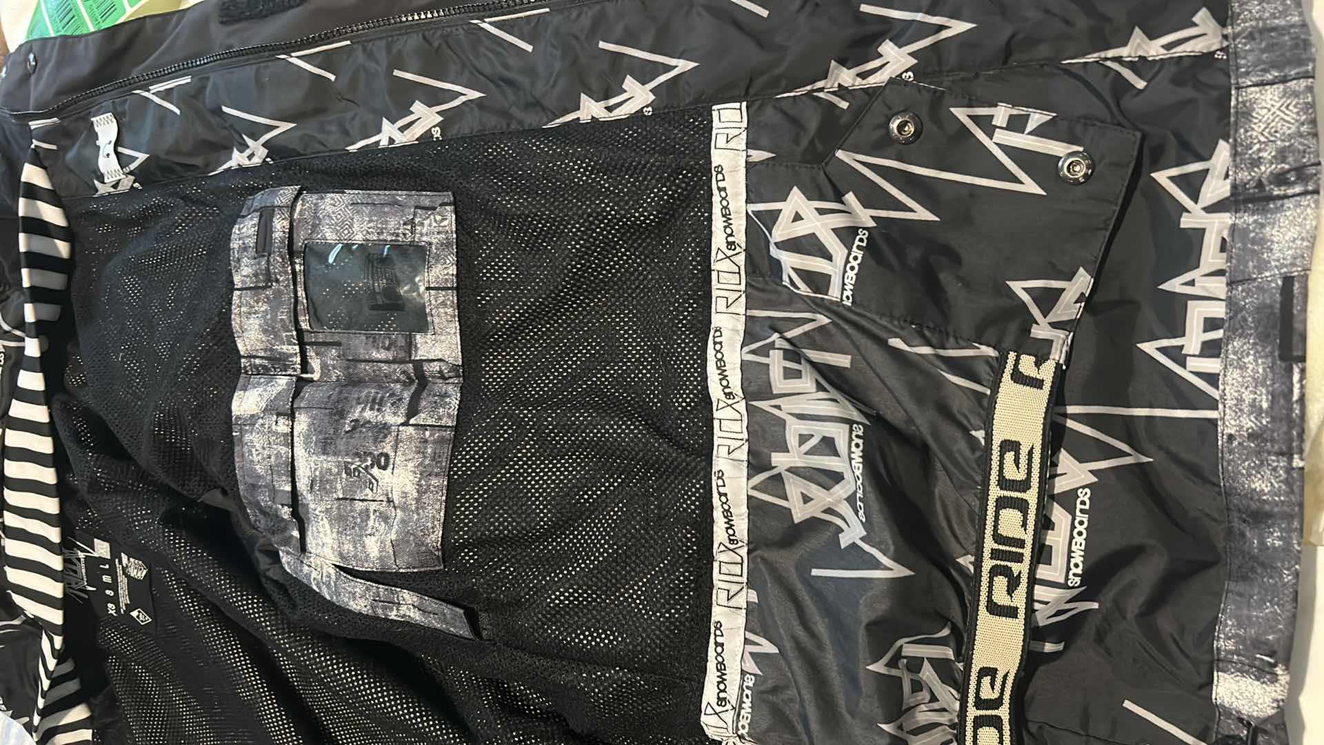 Photo 9 of MENS SNAP, ZIP, VELCRO SNOWBOARDING JACKET WITH HOOD SIZE XL