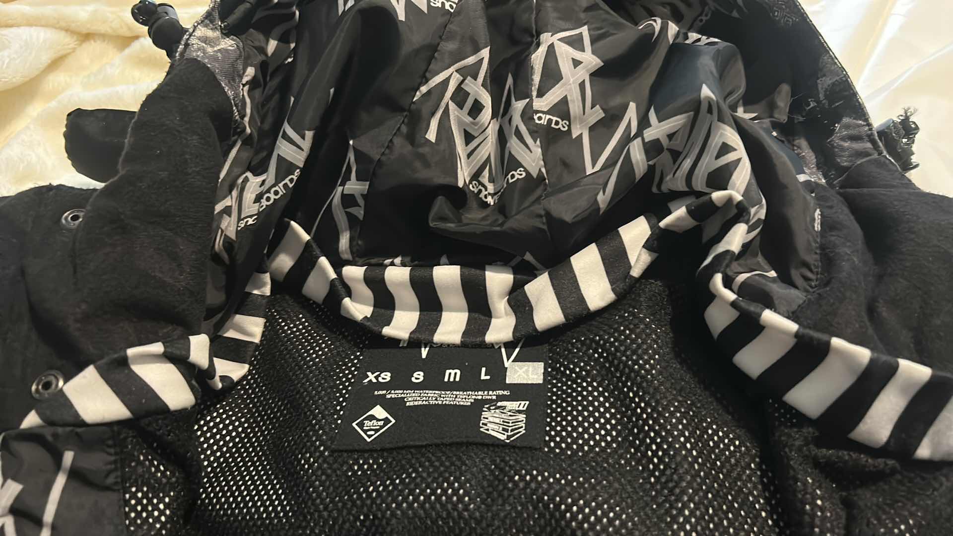 Photo 8 of MENS SNAP, ZIP, VELCRO SNOWBOARDING JACKET WITH HOOD SIZE XL