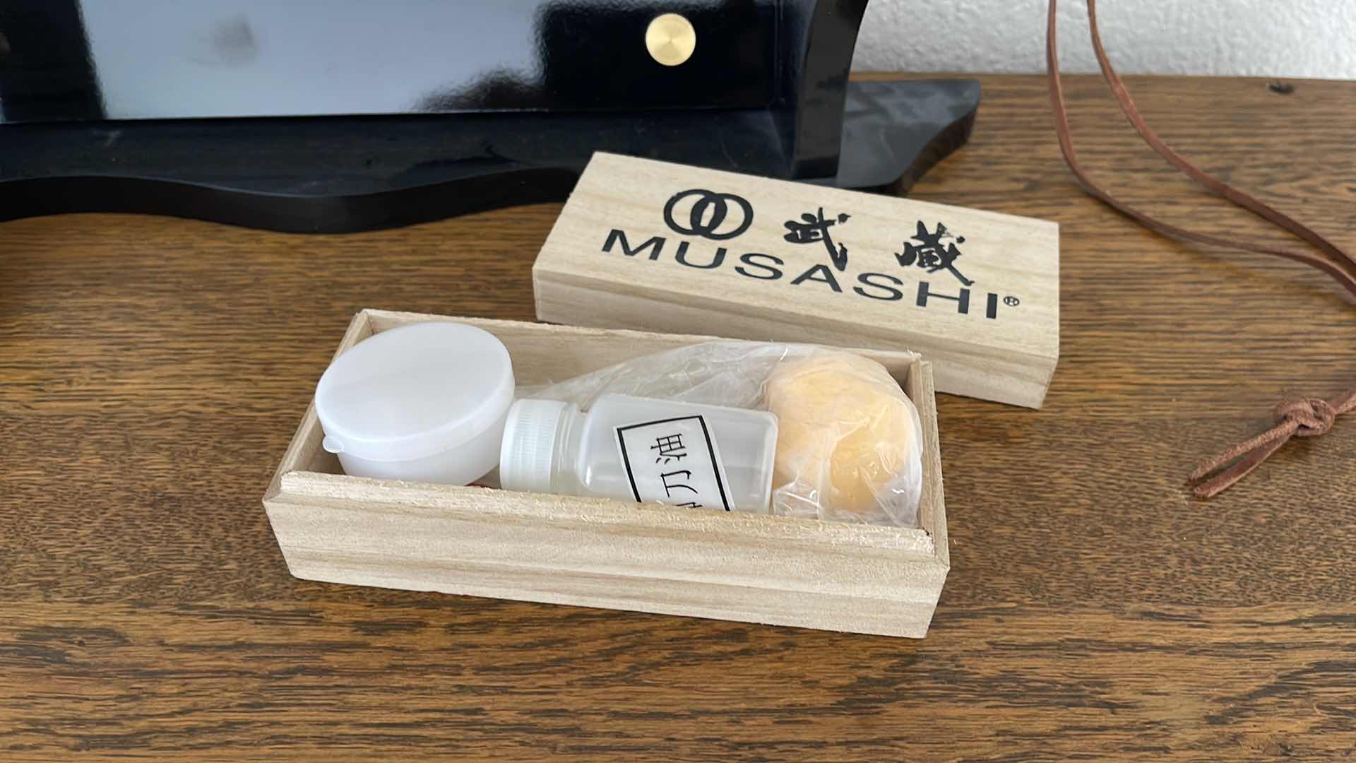 Photo 2 of AUTHENTIC OFFICER JAPANESE IMPERIAL ARMY SWORD 40.5” CLASSIFIED AS KATANA INCLUDED APPRAISAL INFO WITH FRAMED PICTURE AND CLEANING KIT