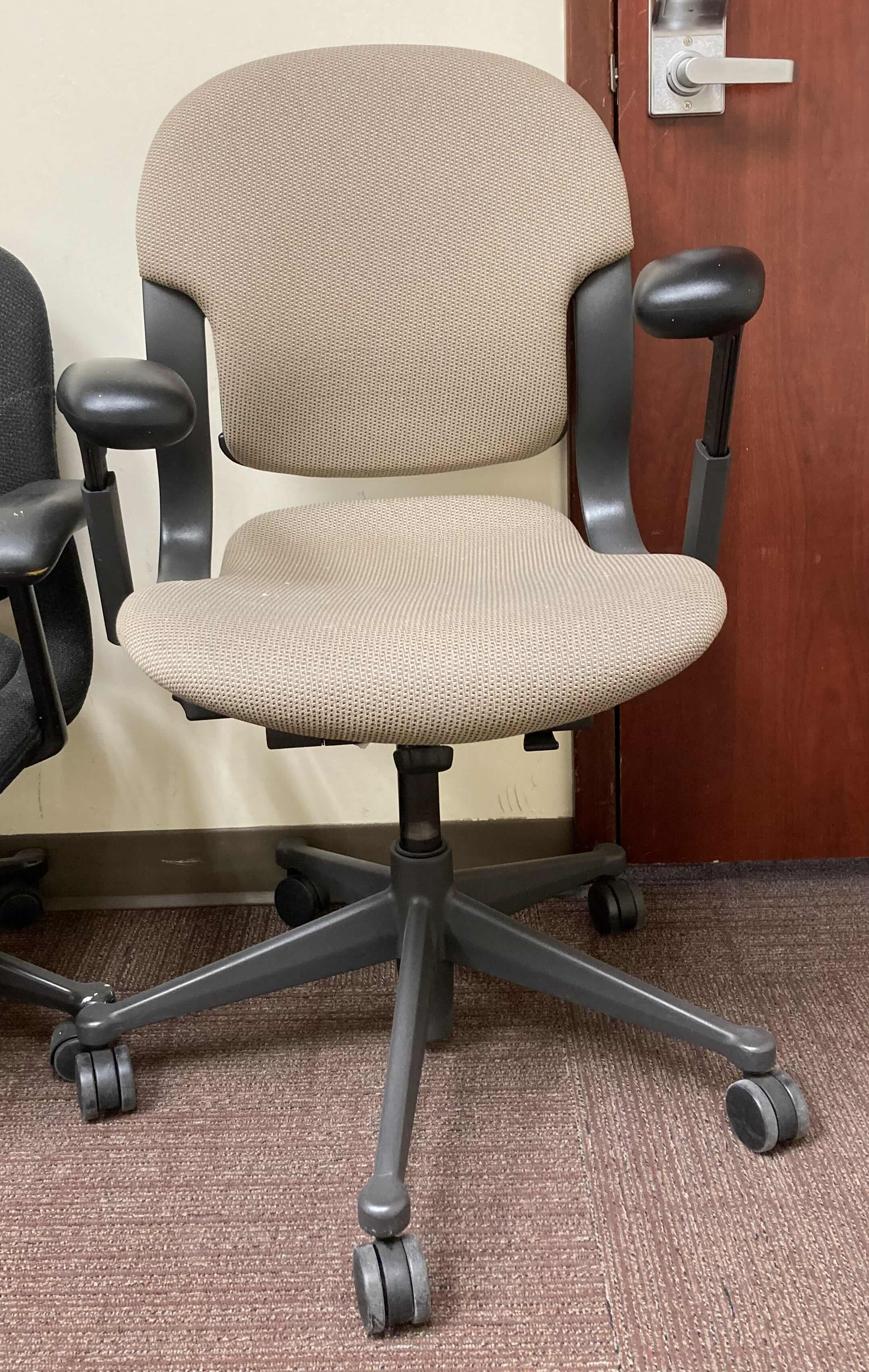 Photo 1 of OFFICE CHAIRS VERITY (7)