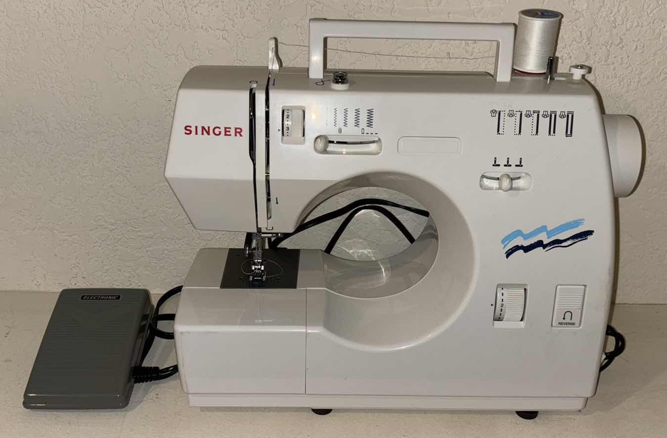 Photo 1 of SINGER DELUXE FREE-ARM 15 STITCH SEWING MACHINE (30215)