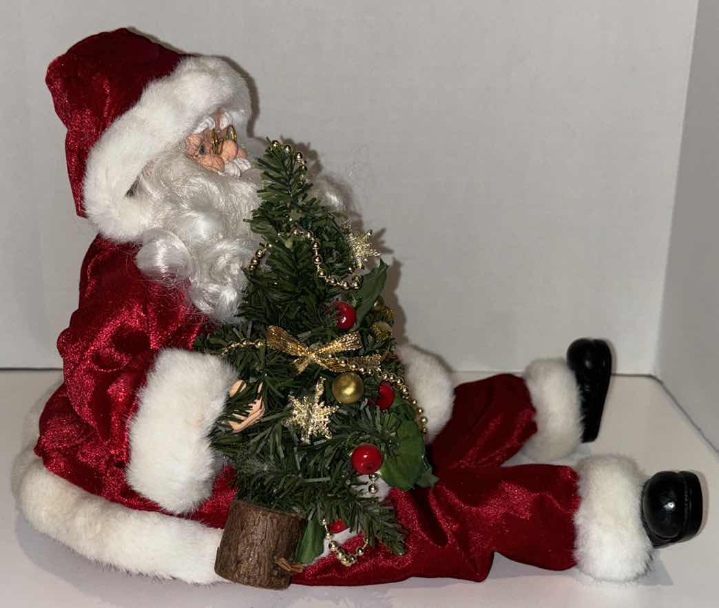 Photo 1 of MANTEL SANTA W HANGING LEGS