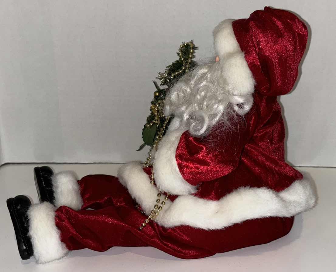 Photo 1 of MANTEL SANTA W HANGING LEGS