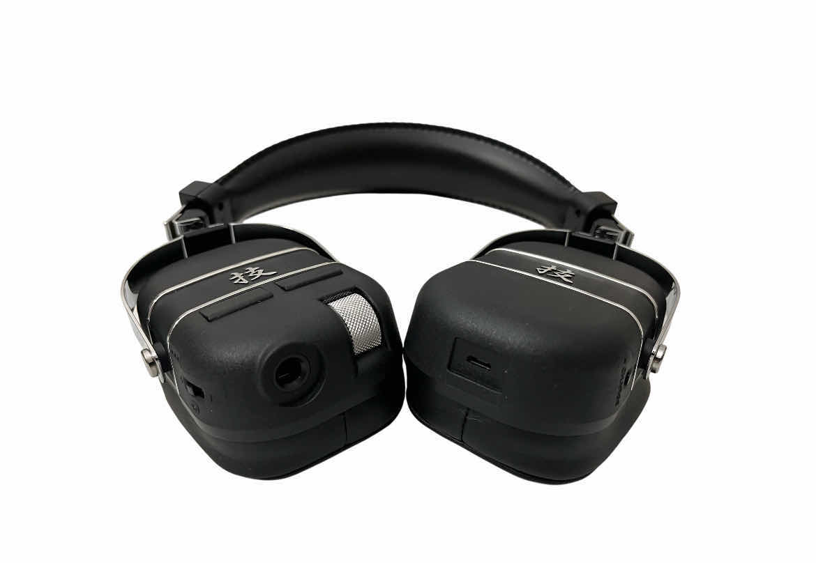 Photo 2 of BOSS WAZA-AIR GUITAR AMP WIRELESS HEADPHONE SYSTEM W BOSS HARD CASE