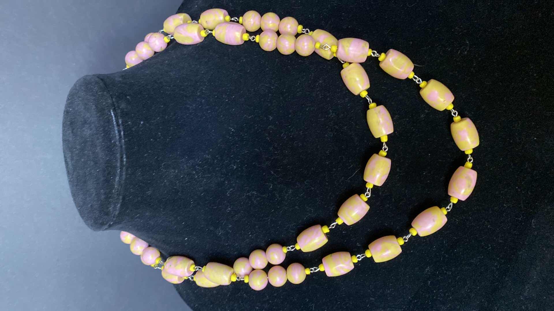 Photo 4 of COSTUME JEWELRY 5 NECKLACES