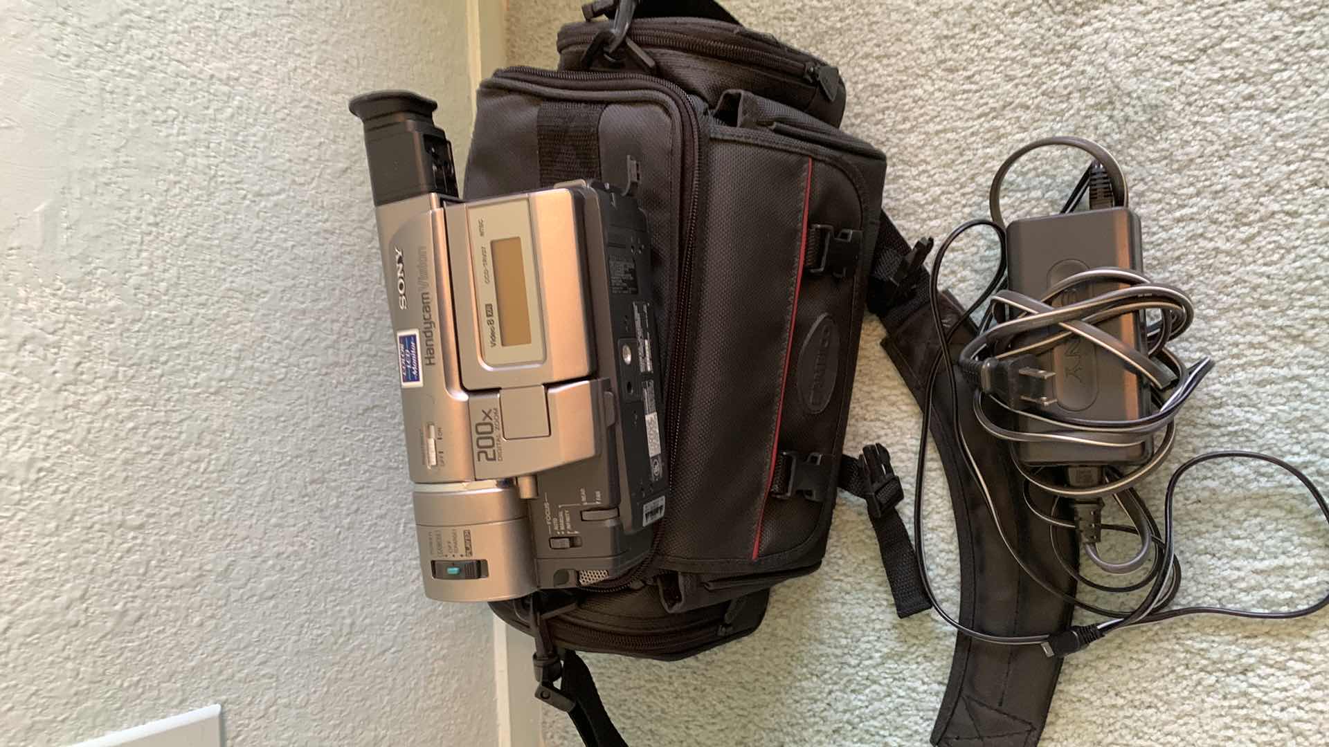 Photo 1 of SONY HANDYCAM VIDEO 8 CCD-TR37