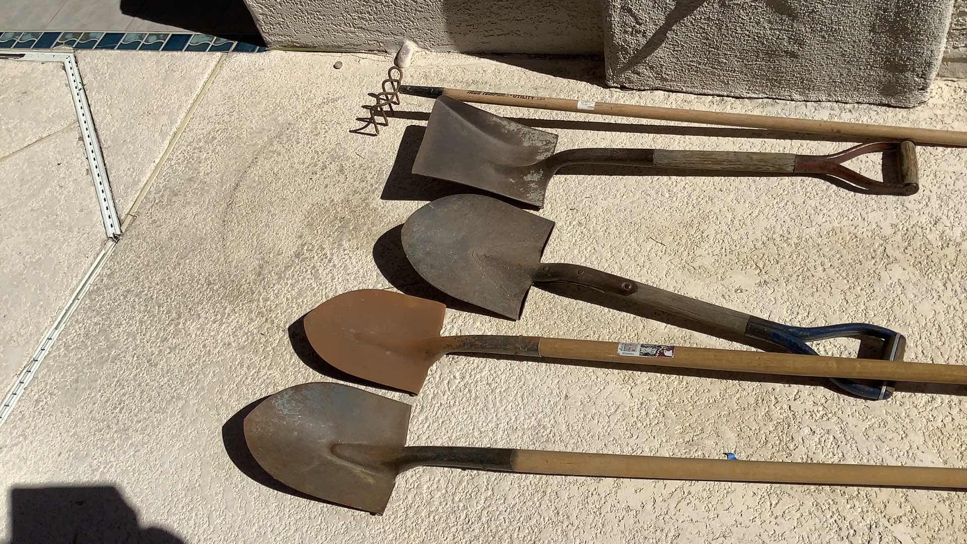 Photo 1 of 5 PIECES GARDEN TOOLS