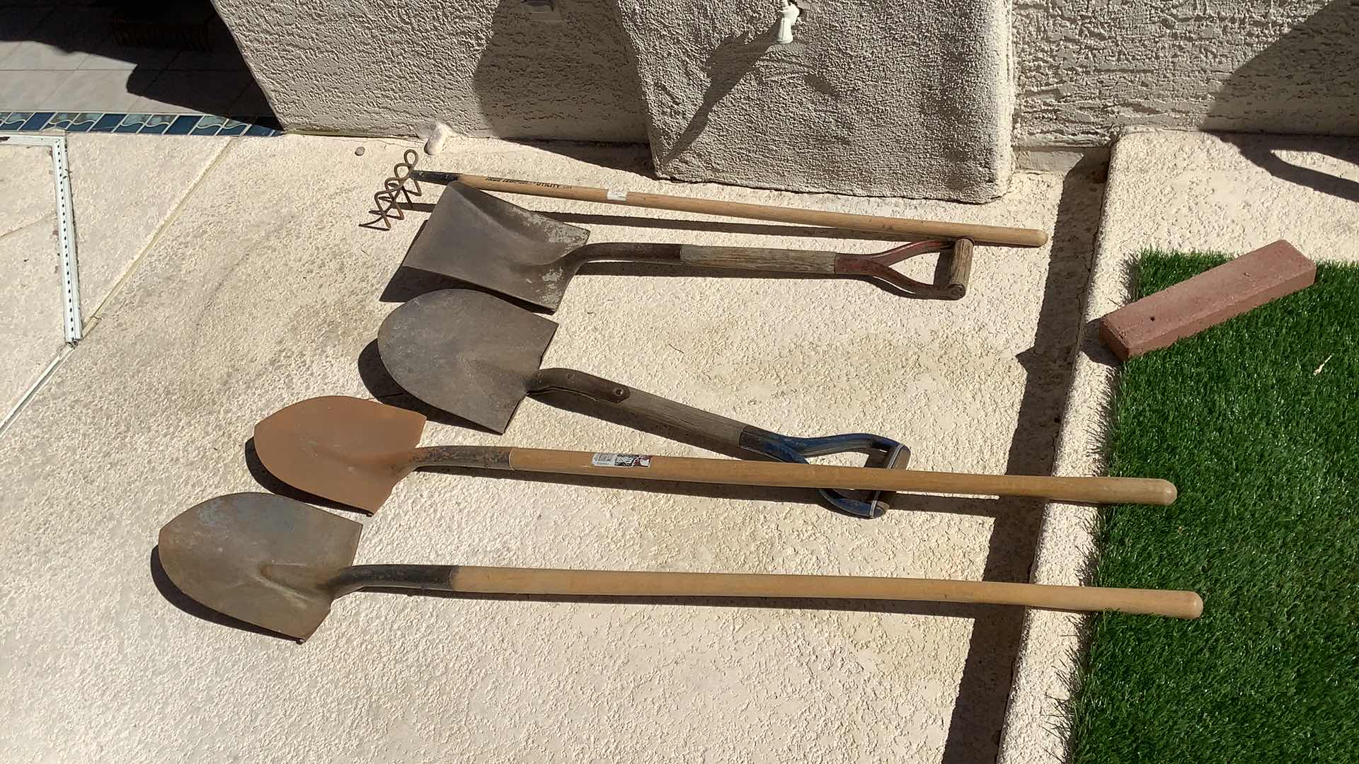 Photo 1 of 5 PIECES GARDEN TOOLS