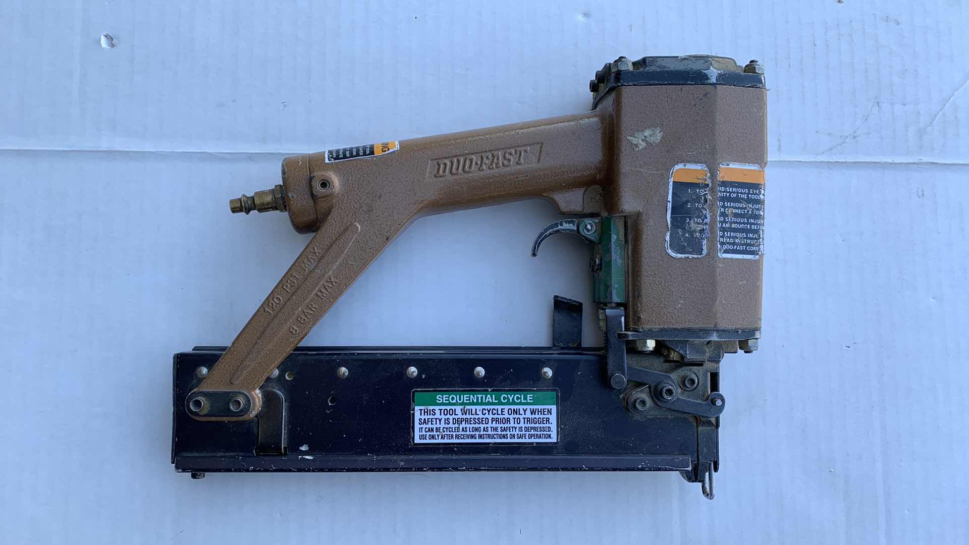 Photo 1 of DUO FEST FINISH NAILS MODEL LFN 764