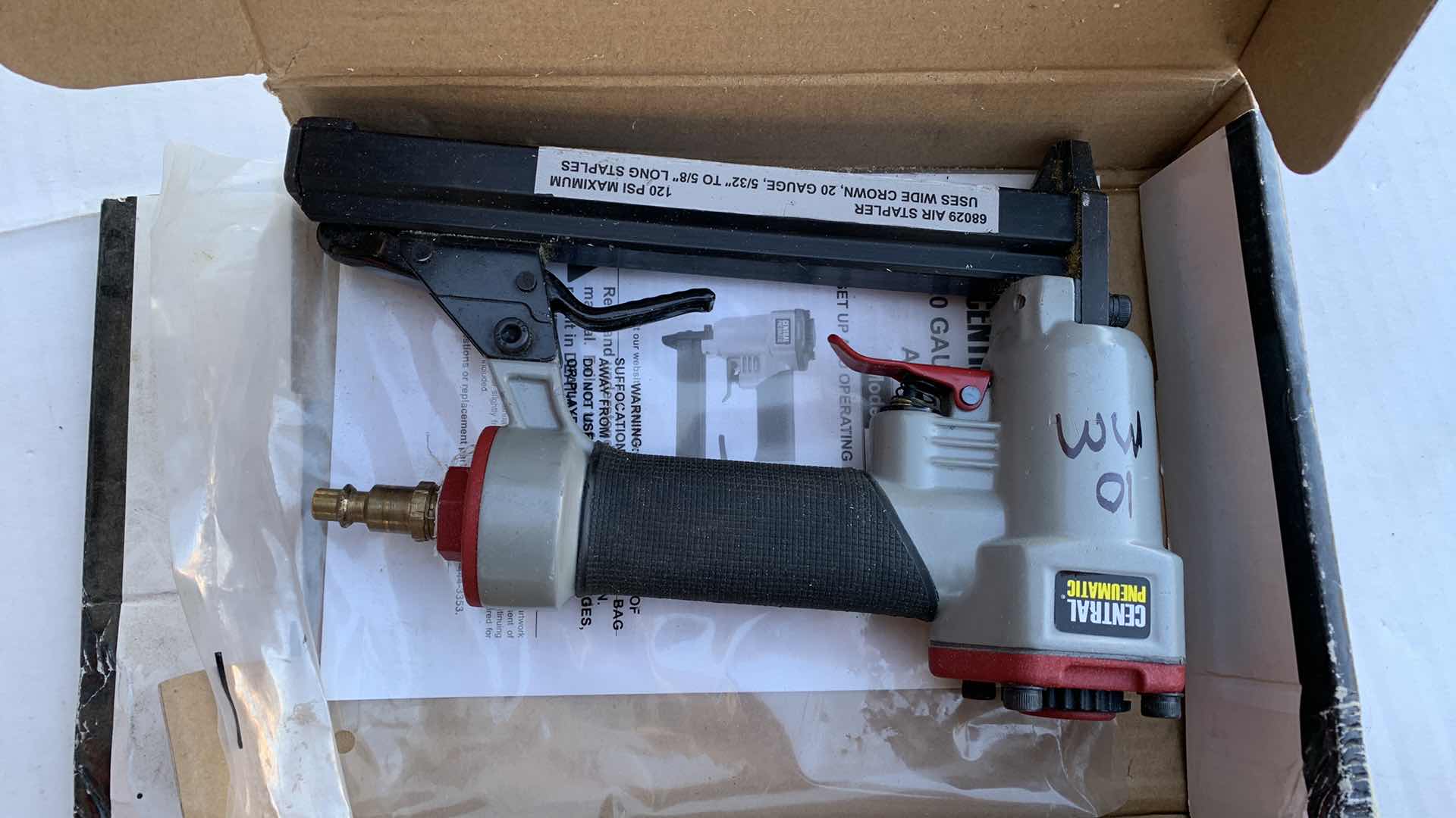 Photo 1 of CENTRAL PNEUMATIC CROWN STAPLER