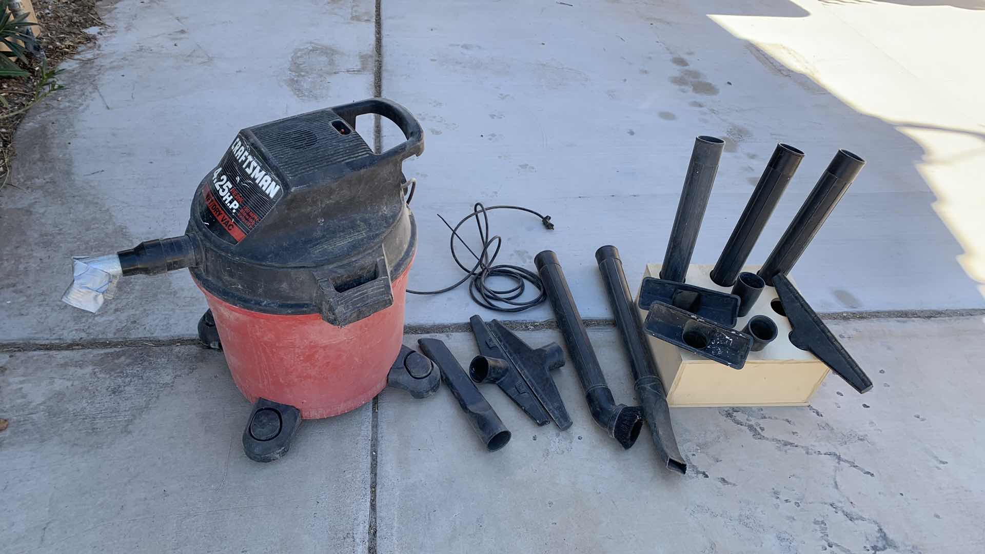 Photo 1 of CRAFTSMAN 4.25 PEAK HORSEPOWER WET/DRY VACUUM WITH ACCESSORIES