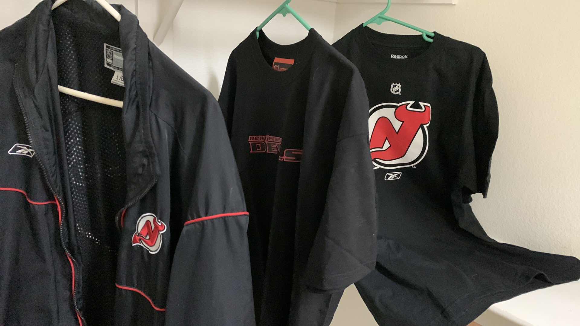 Photo 1 of NHL HOCKEY NEW JERSEY DEVILS MENS LARGE REEBOK JACKET AND TSHIRTS