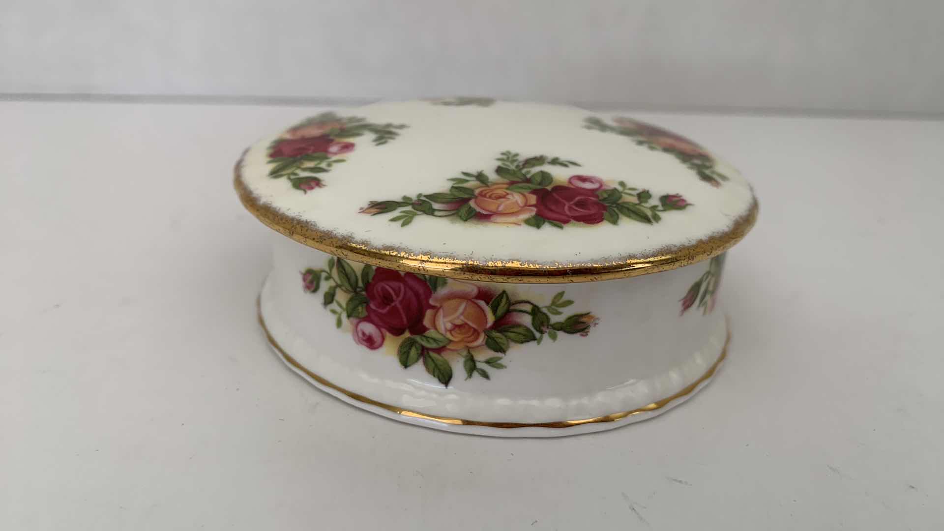 Photo 1 of OLD COUNTY ROSES  1962 4” WIDE ROYAL ALBERT BONE CHINA ENGLAND