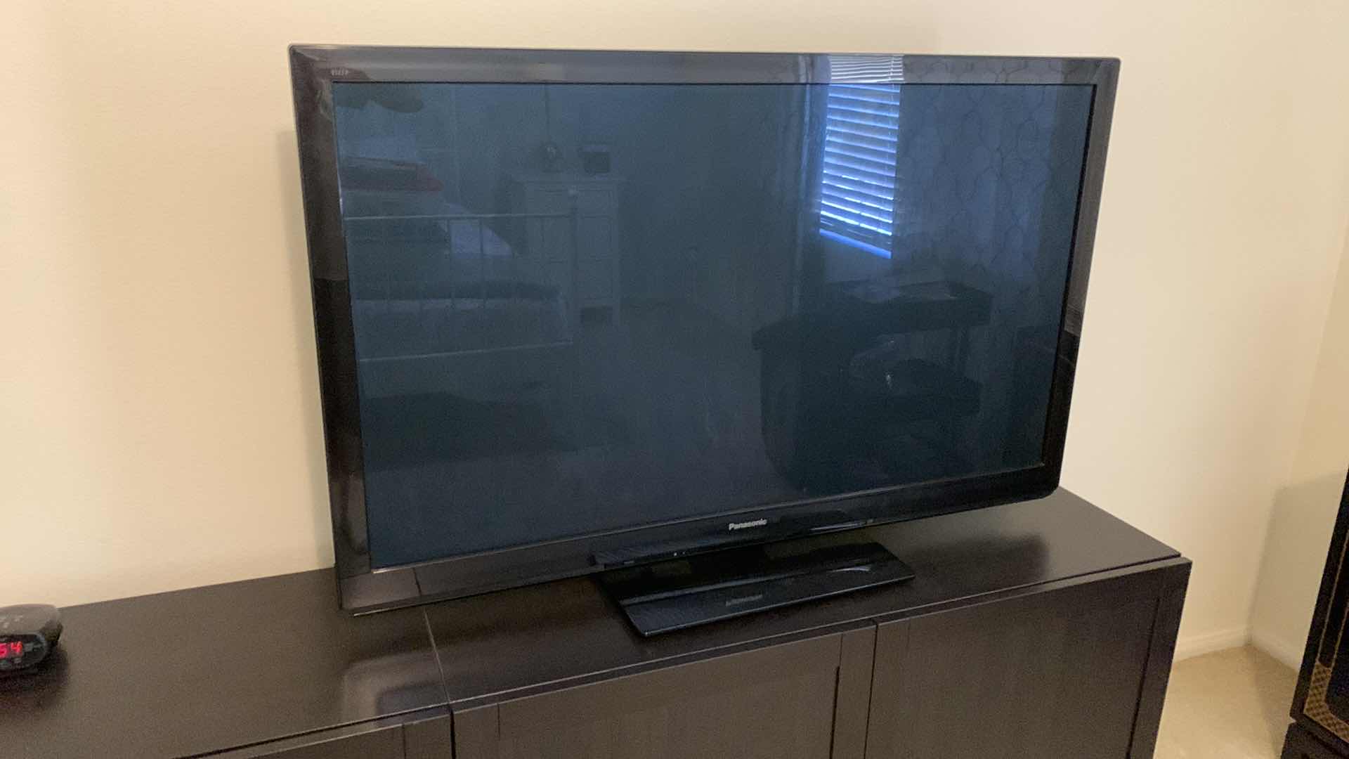 Photo 1 of PANASONIC TV TC-P50ST30 55”