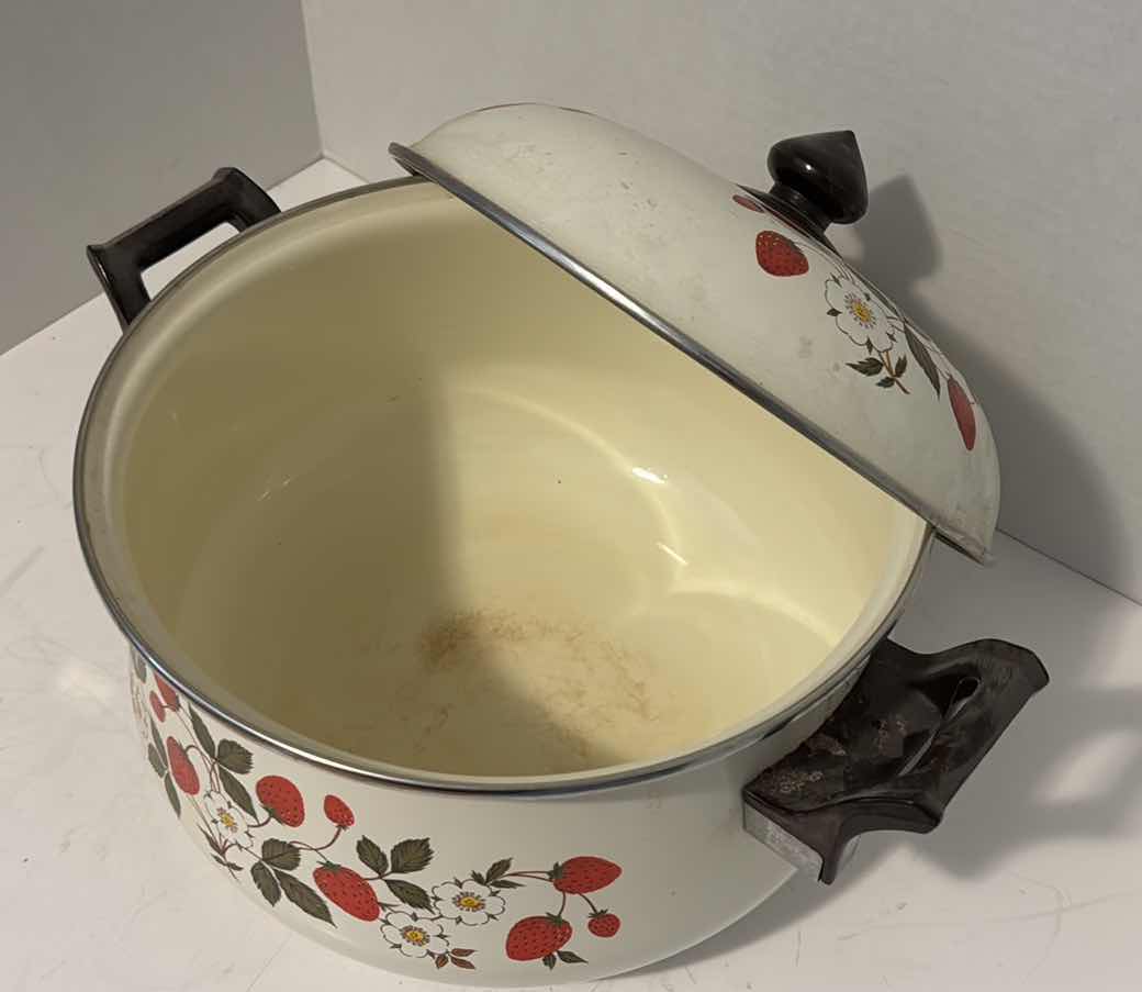 Photo 1 of SHEFFIELD STRAWBERRIES AND CREAM PATTERN POT WITH LID