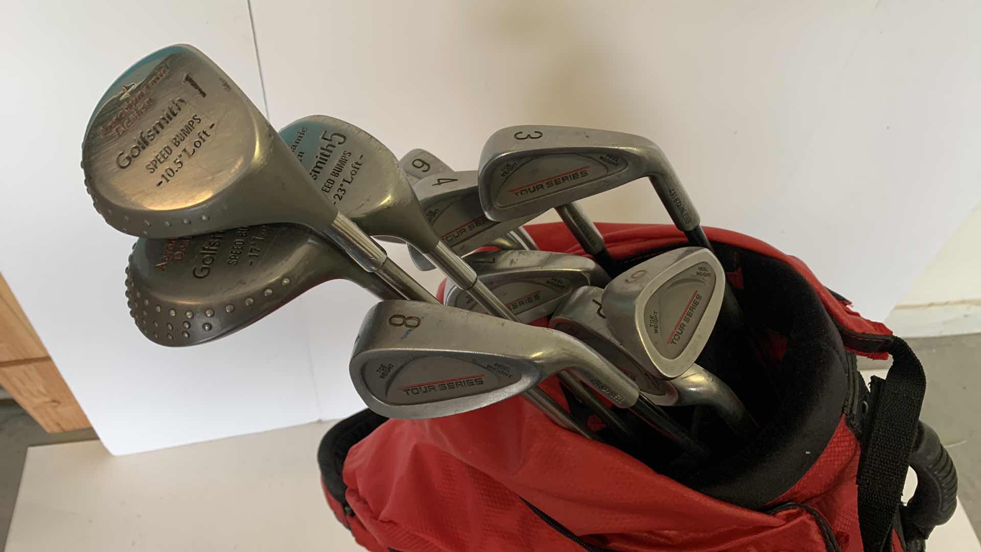 Photo 1 of GOLFSMITH JUNIOR TOUR SERIES RIGHT HANDED SET WITH BAG