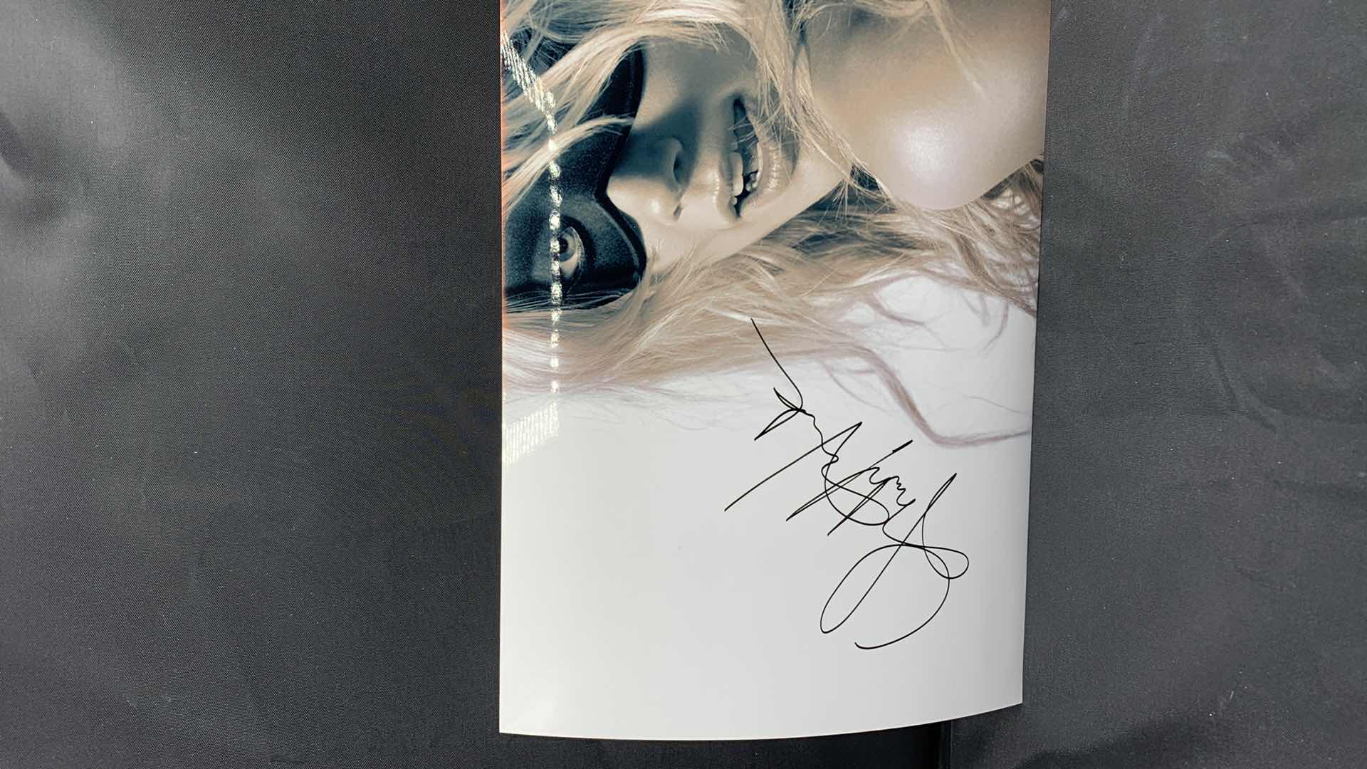 Photo 1 of AMBER HEARD  - SIGNED AUTOGRAPHED PHOTO W LETTER OF AUTHENTICITY 8” X 10”