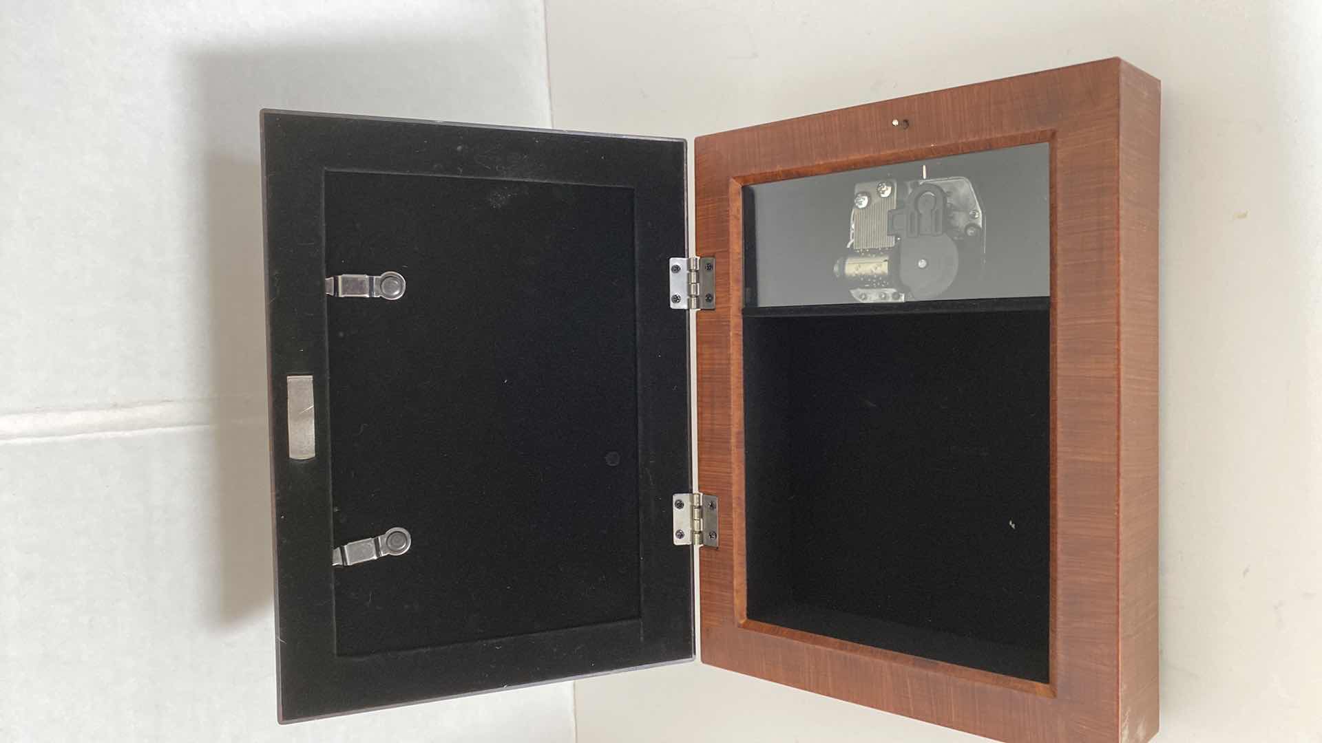 Photo 1 of COTTAGE GARDEN SERENITY PRAYER PLAYS AMAZING GRACE MUSIC BOX