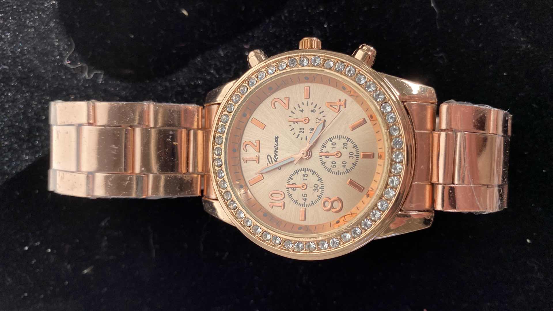 Photo 3 of WOMENS LARGE FACE FASHION WATCHES