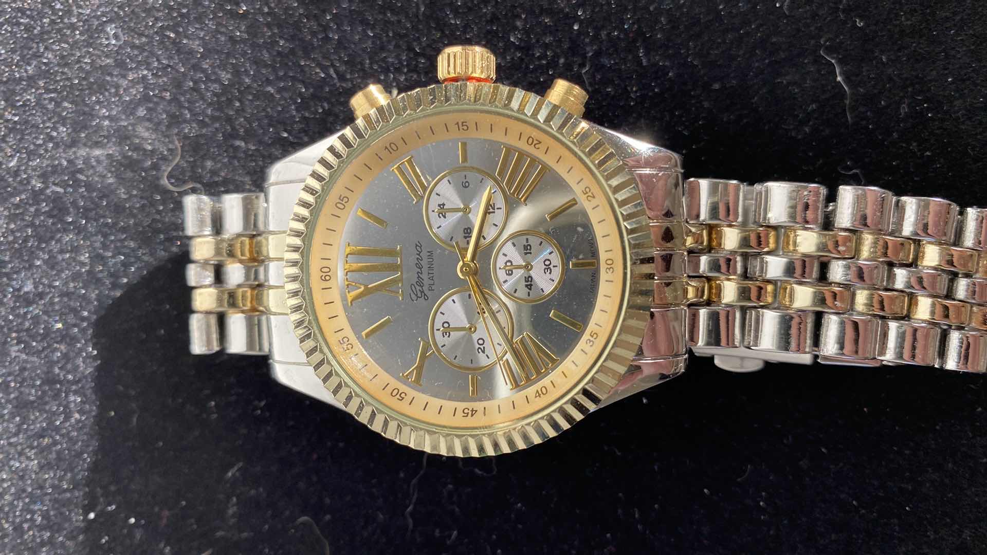 Photo 4 of WOMENS LARGE FACE FASHION WATCHES