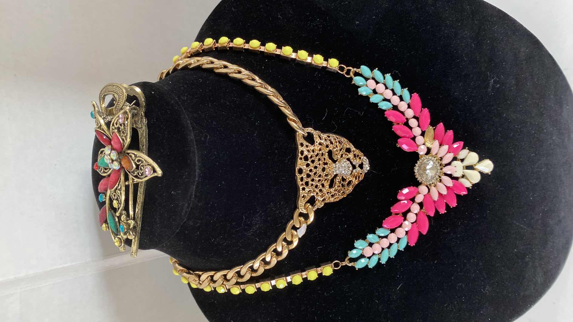 Photo 1 of WOMENS COSTUME JEWELRY