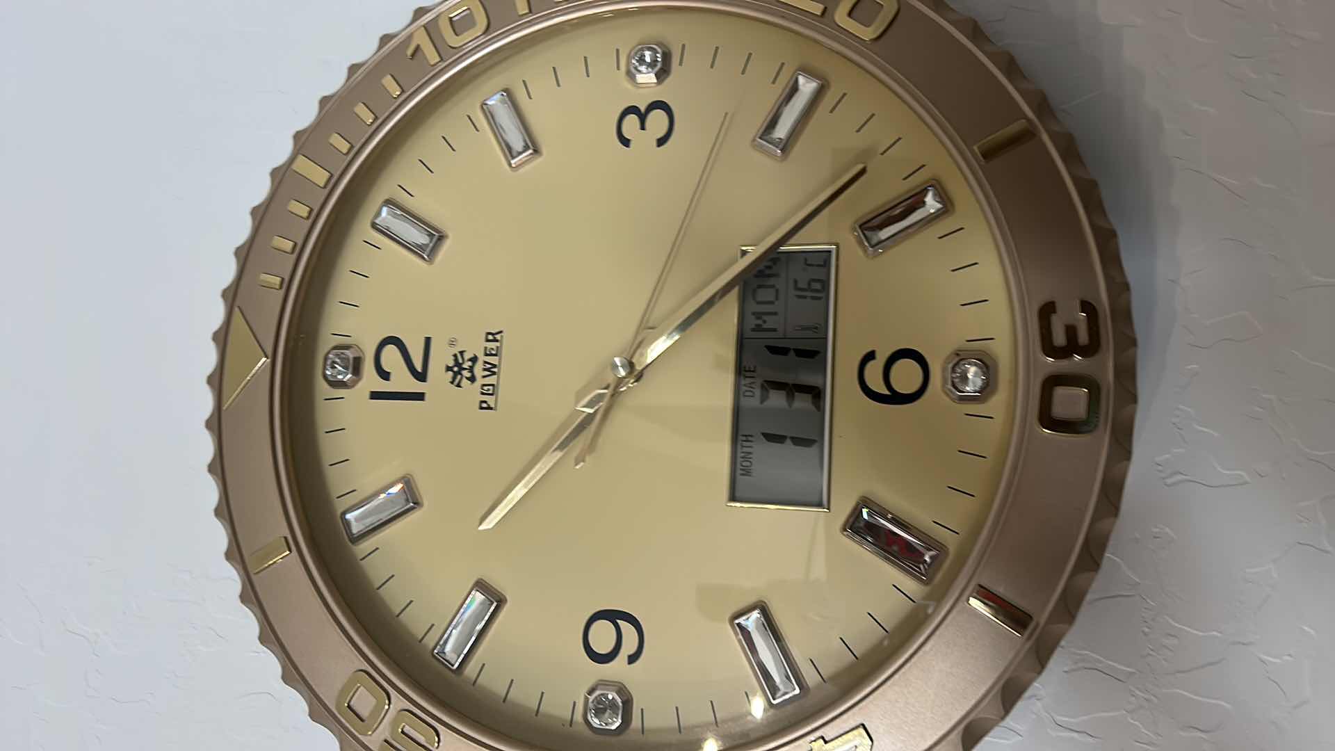 Photo 1 of POWER 15” WALL CLOCK