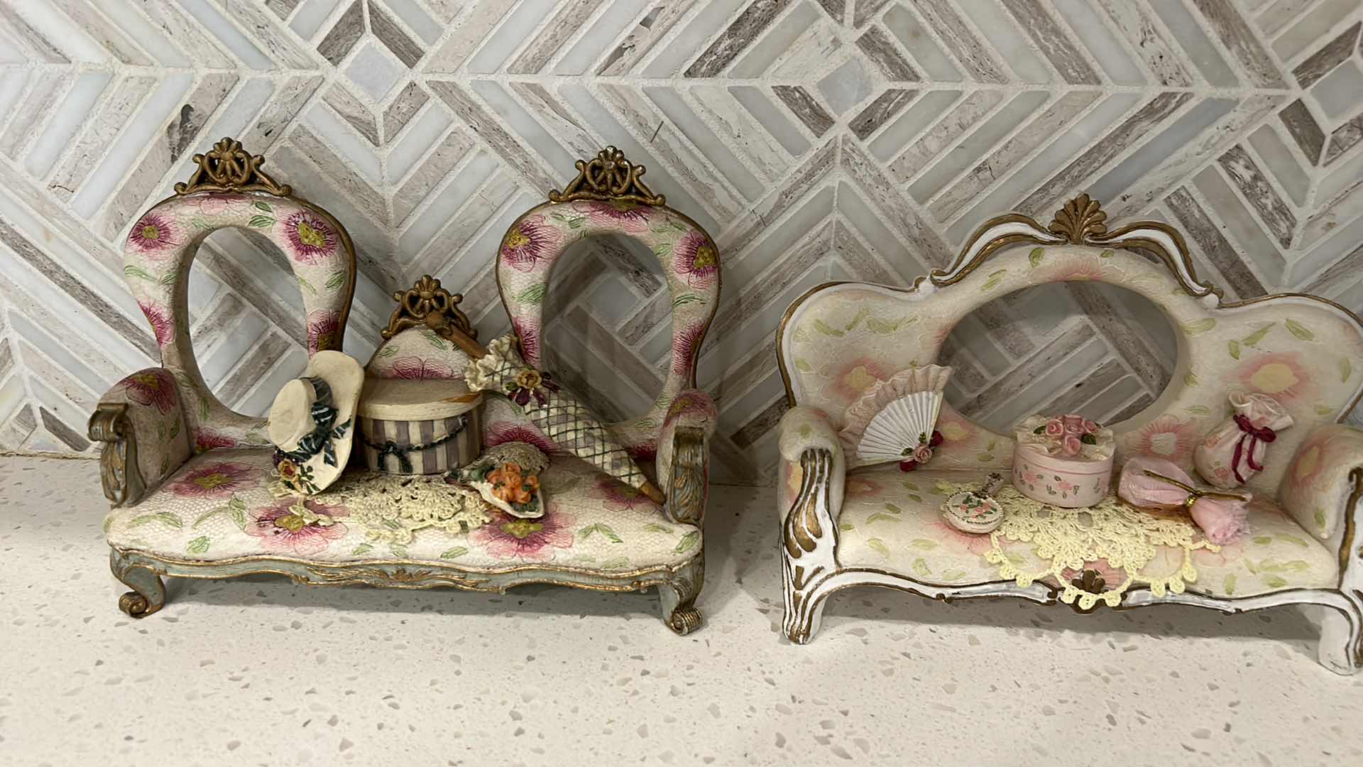 Photo 1 of PORCELAIN DECOR  7” x 5”