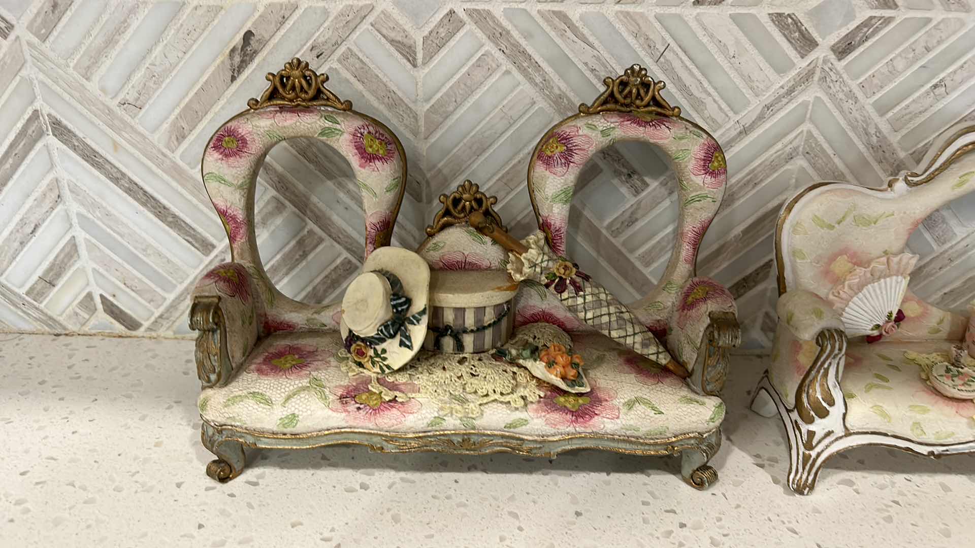 Photo 1 of PORCELAIN DECOR  7” x 5”