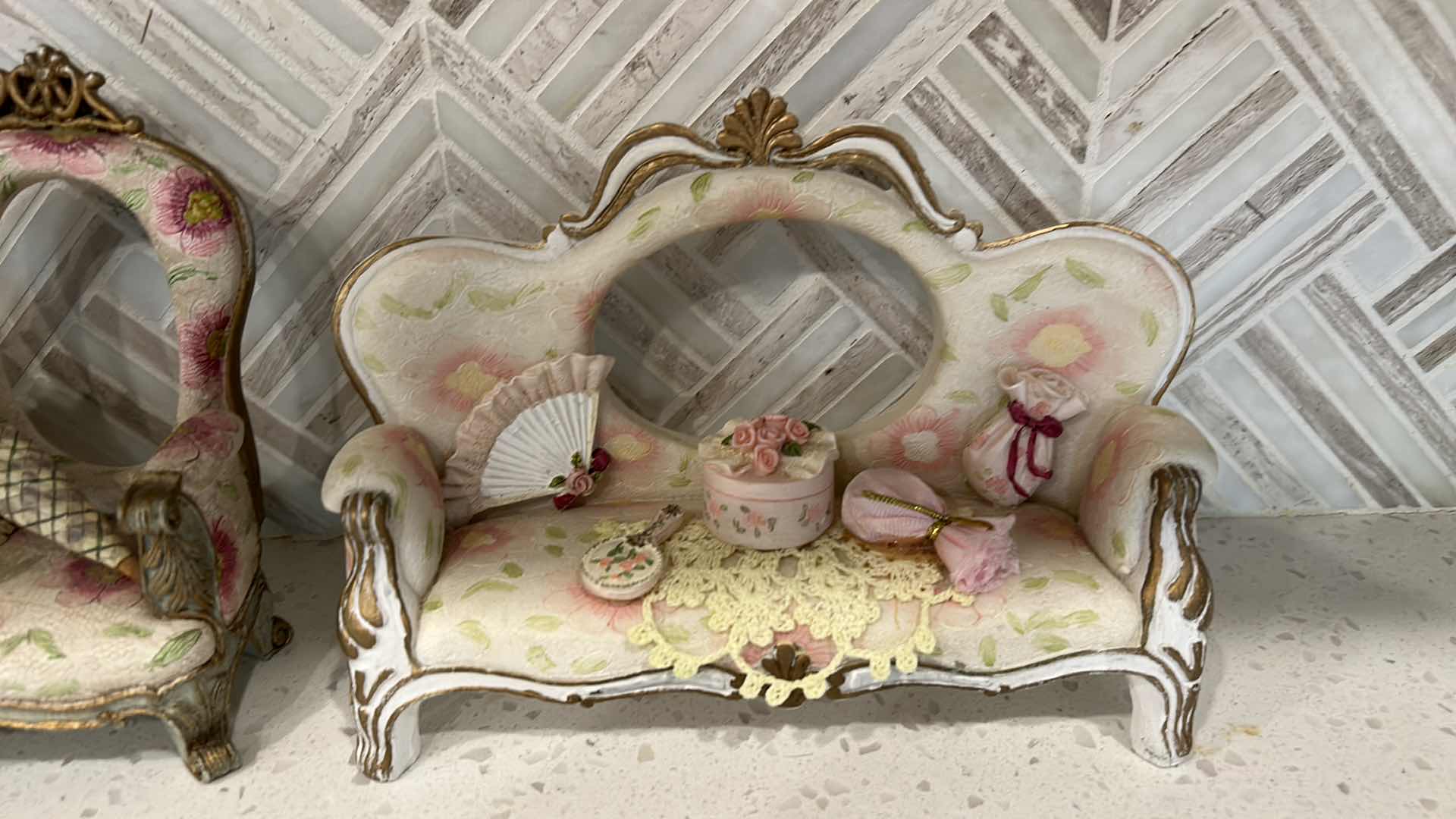 Photo 1 of PORCELAIN DECOR  7” x 5”