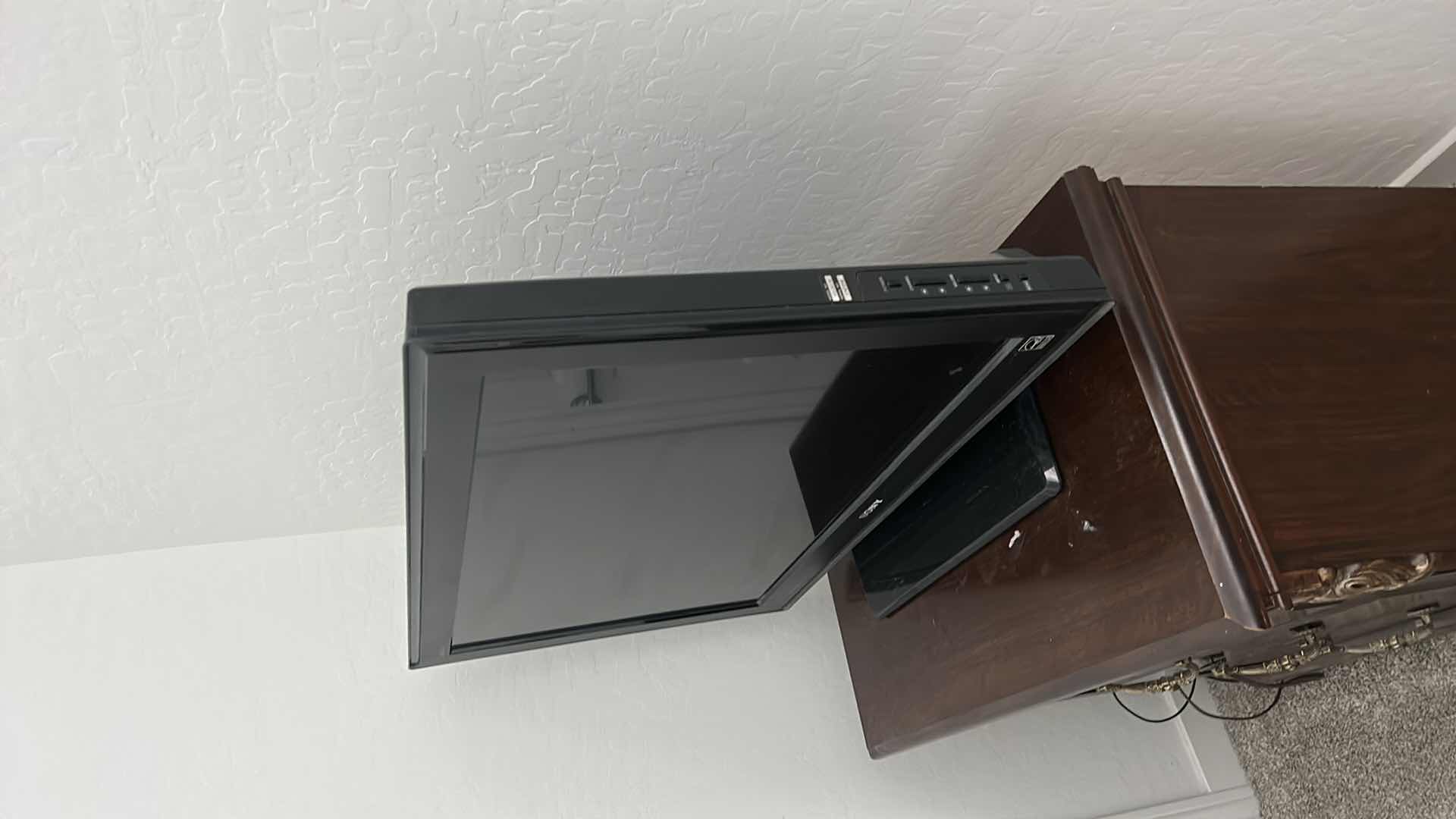 Photo 2 of SONY BRAVIA 31” TV