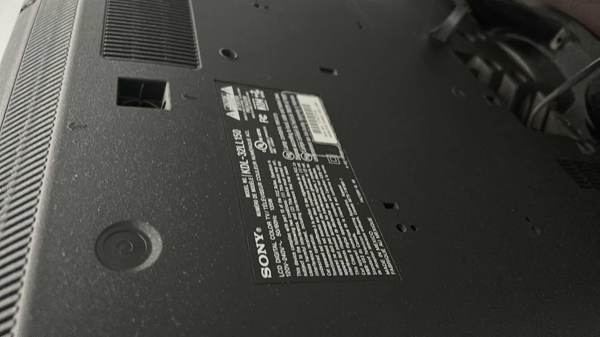 Photo 3 of SONY BRAVIA 31” TV