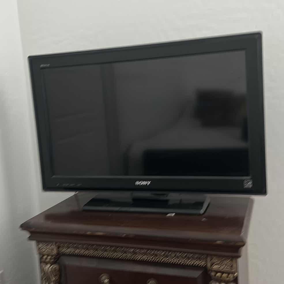 Photo 1 of SONY BRAVIA 31” TV