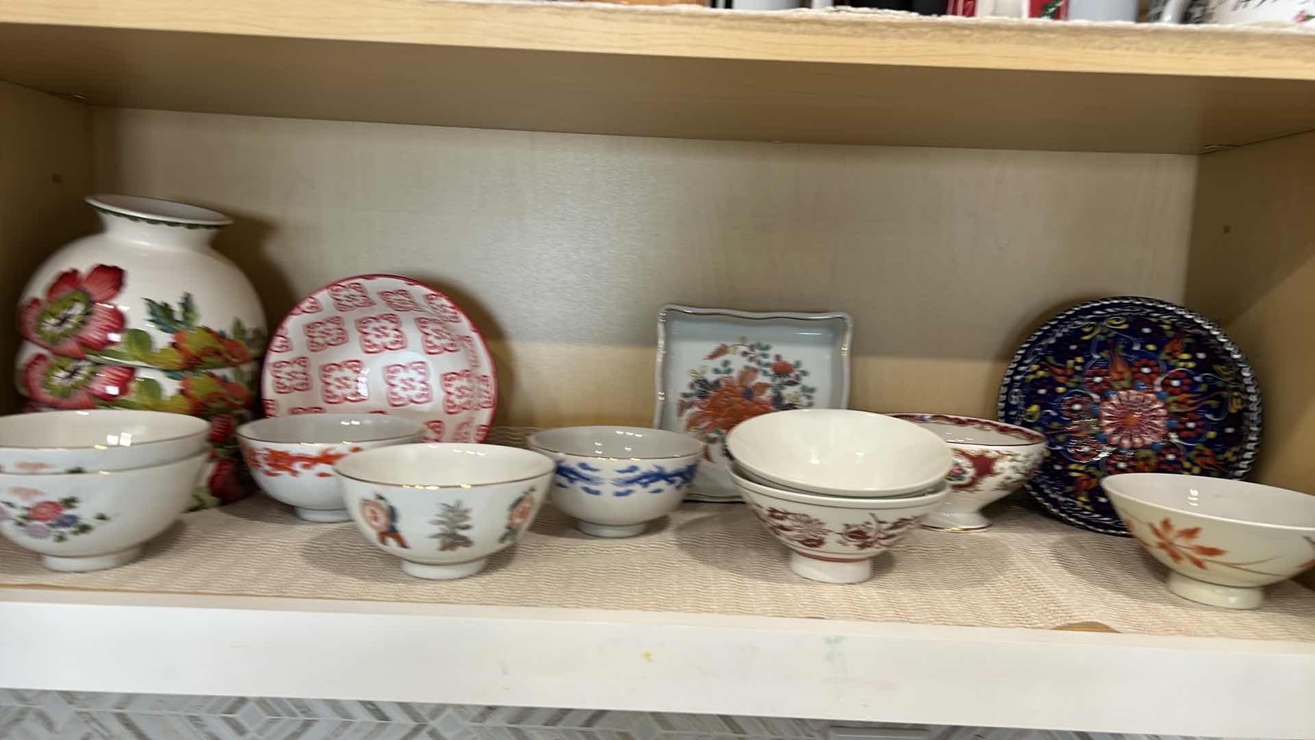 Photo 1 of CONTENTS ON SHELF IN KITCHEN