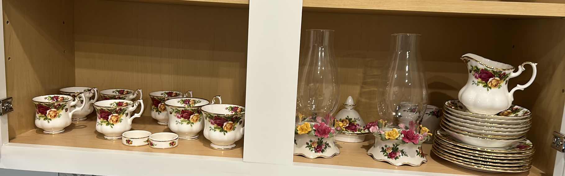 Photo 1 of 31 PC ROYAL ALBERT OLD COUNTRY ROSES PORCELAIN DINNERWARE