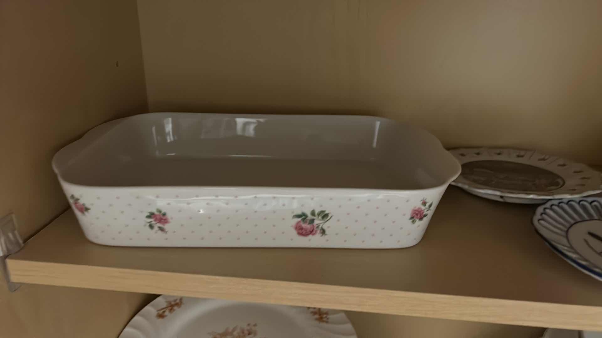 Photo 6 of CONTENTS OF KITCHEN CABINET