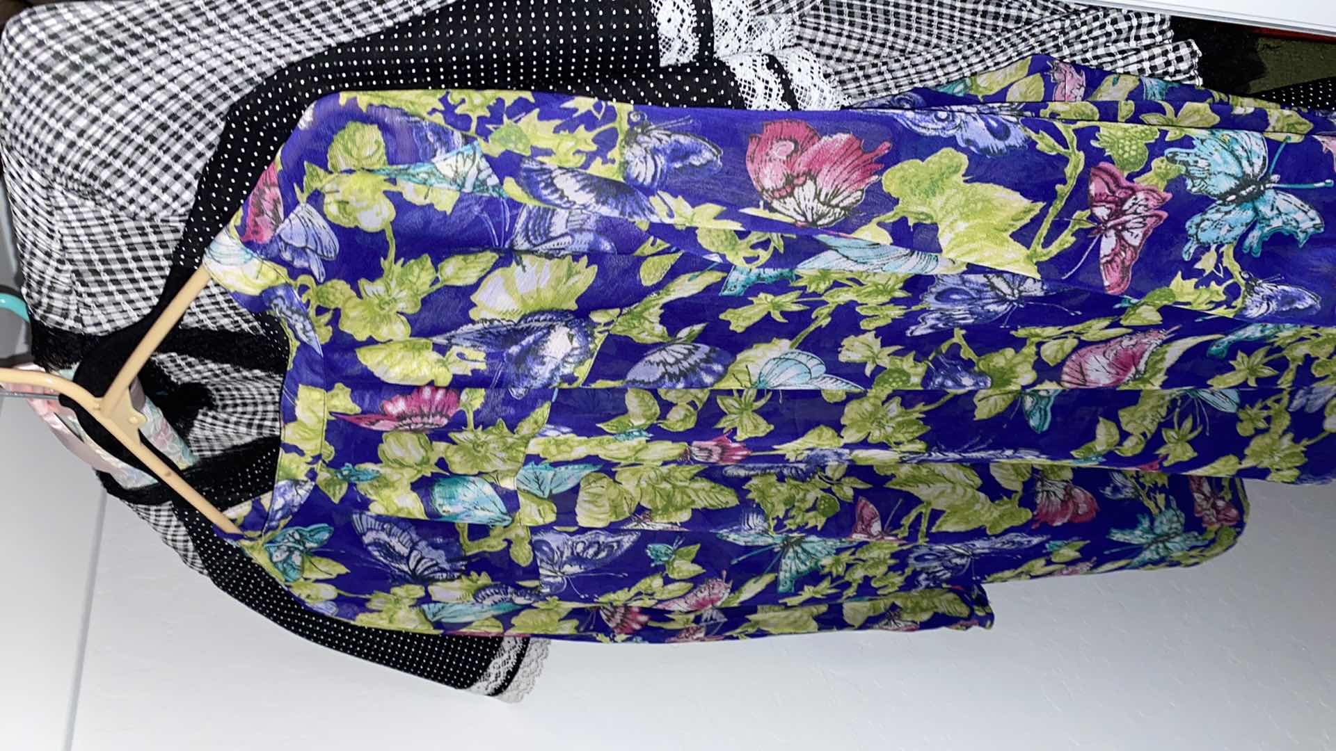 Photo 7 of 8 PIECES WOMENS SIZE XL AND XXL CLOTHING