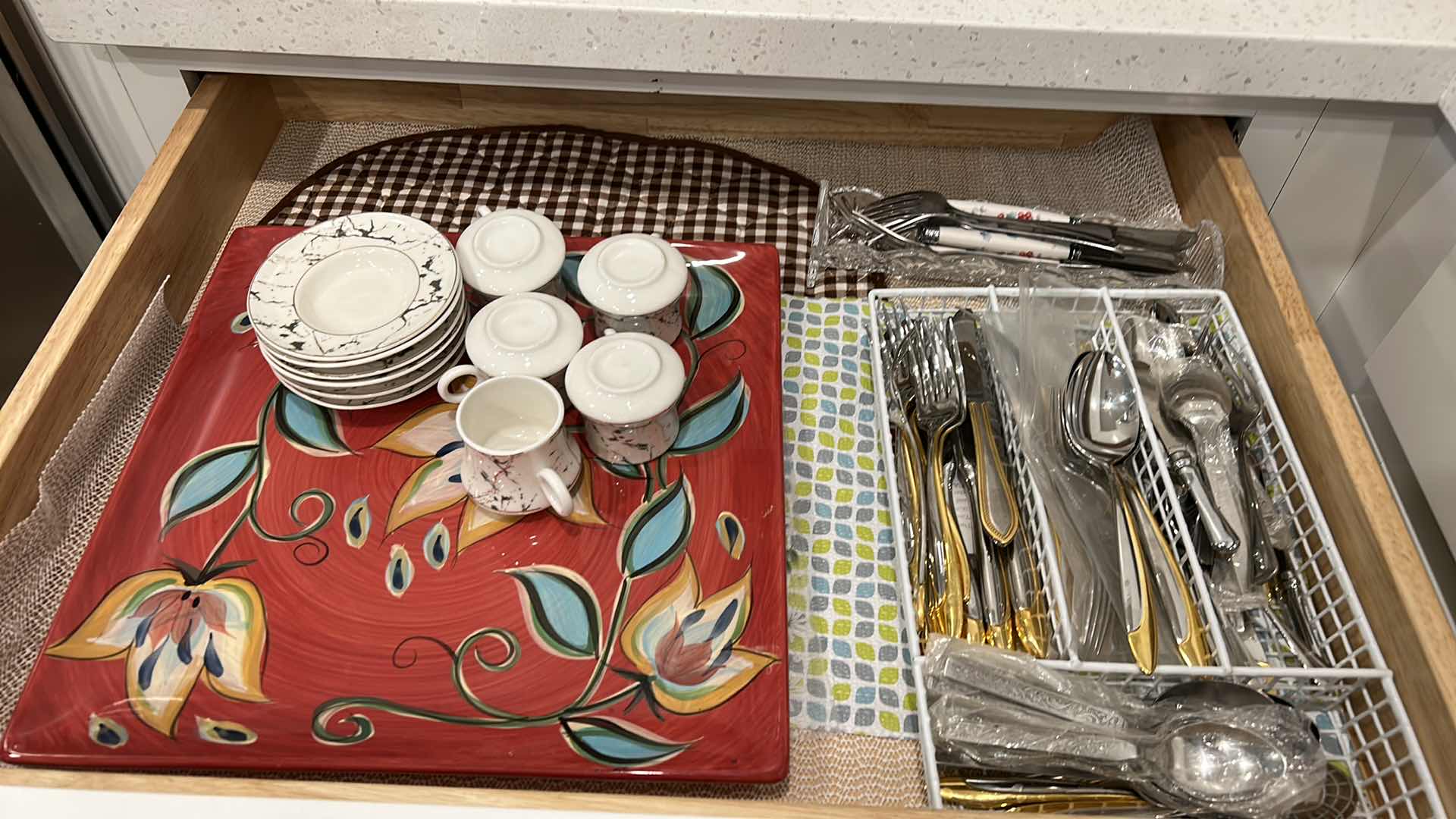 Photo 1 of CONTENTS OF DRAWER