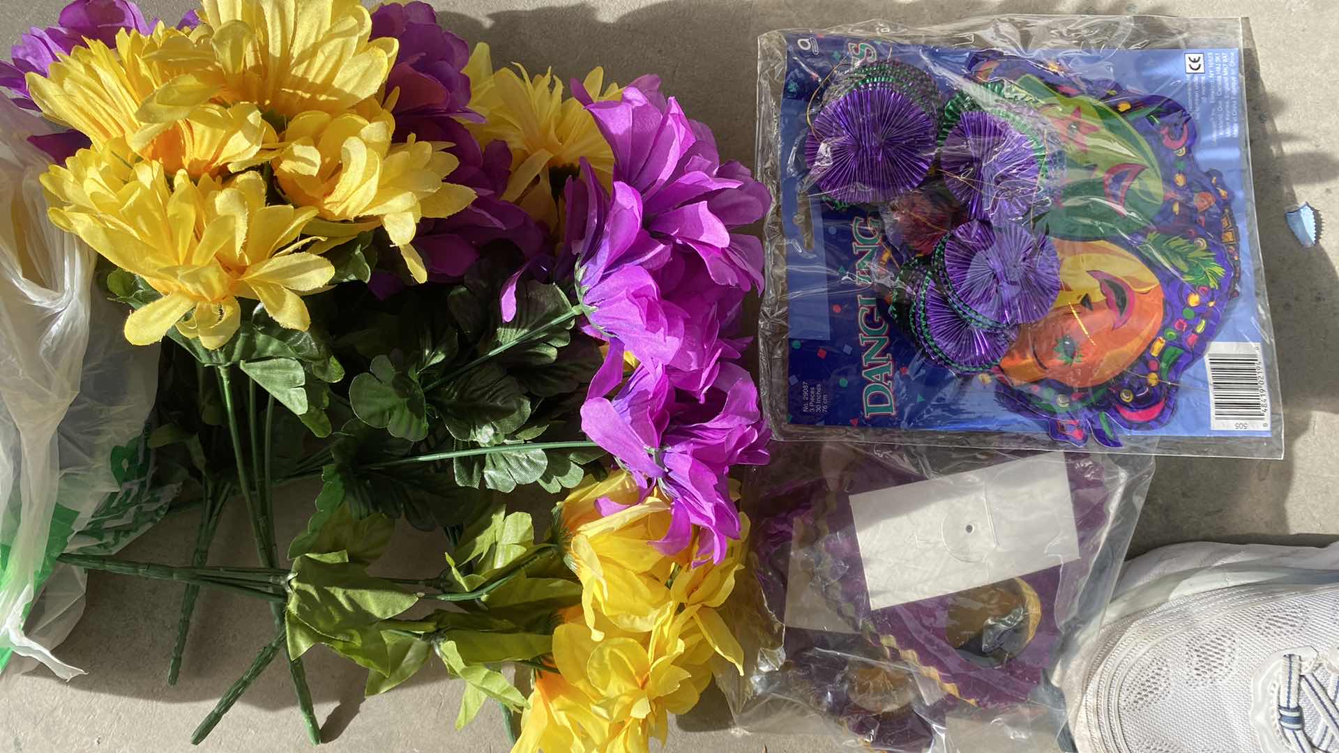 Photo 1 of MARDI GRAS PARTY ITEMS