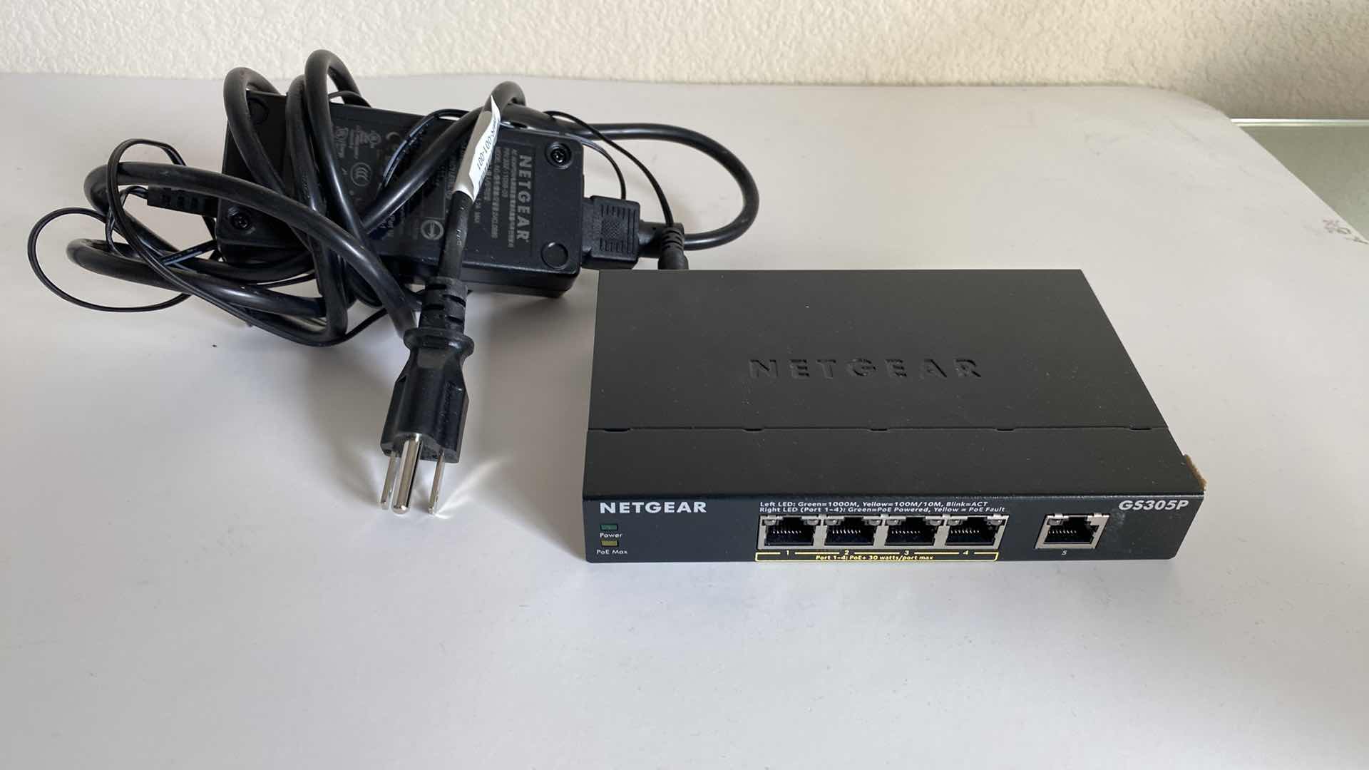 Photo 1 of NETGEAR GS305p 5 PORT GIGABITE ETHERNET