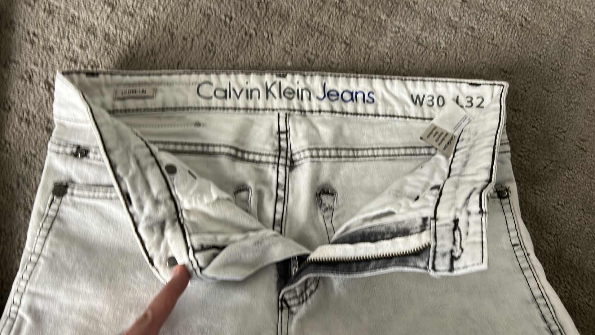 Photo 1 of MENS CALVIN KLEIN CLOTHING ASSORTMENT SEE PHOTOS FOR SIZES