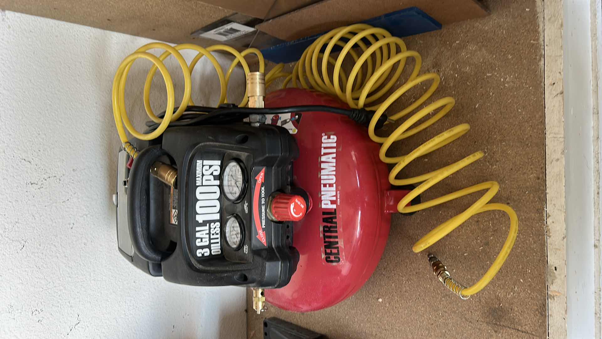 Photo 1 of 3 GALLON OILESS 100PSI AIR PRESSURE