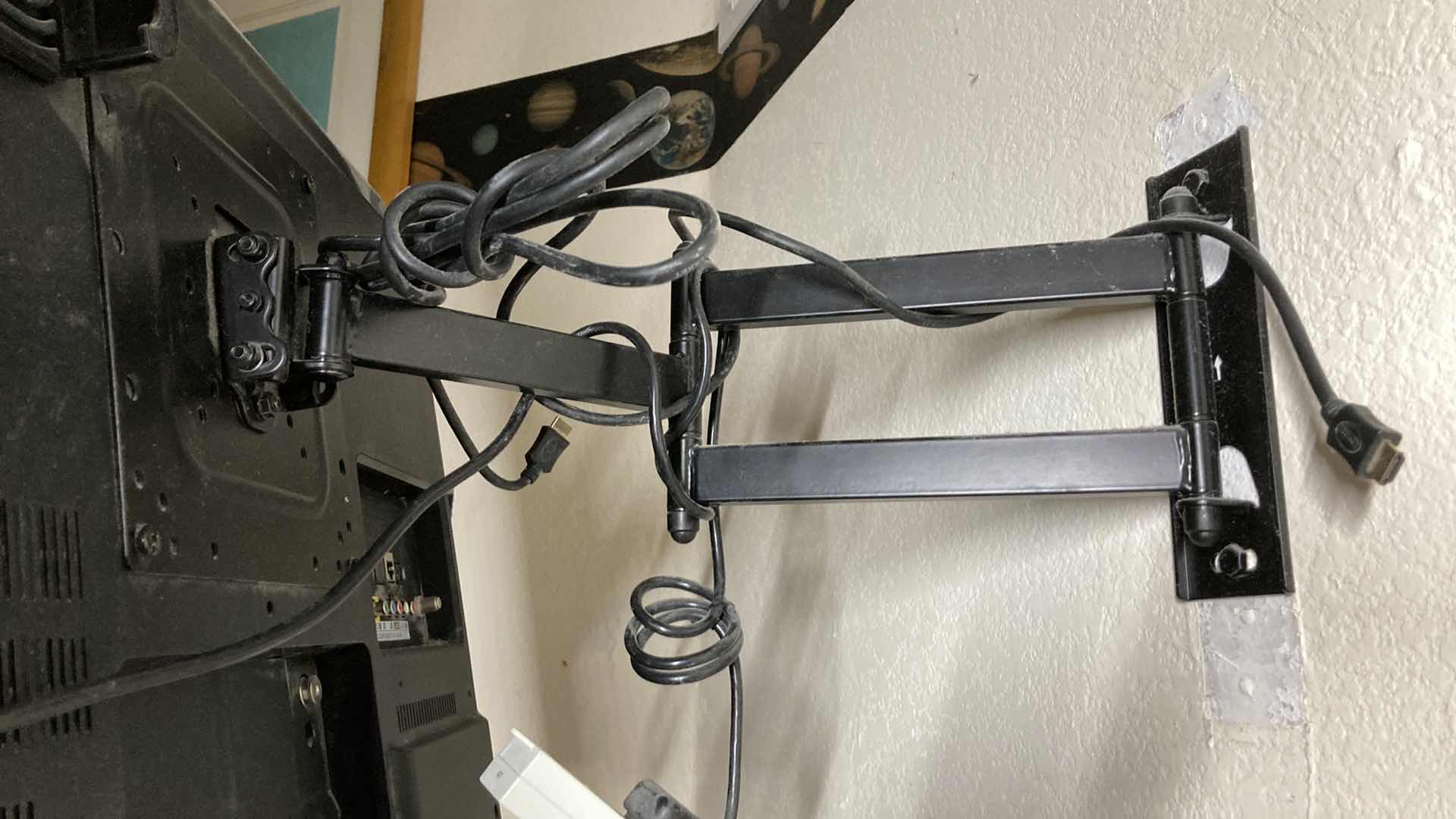 Photo 2 of LG 39” HD TV WALL MOUNT ONLY W REMOTE