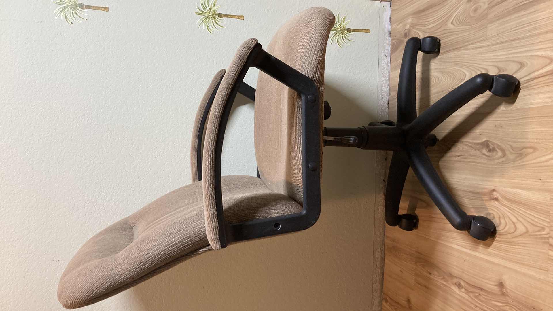 Photo 1 of INTEGRATED FURNITURE SOLUTIONS OFFICE CHAIR 25” X 28” H42”