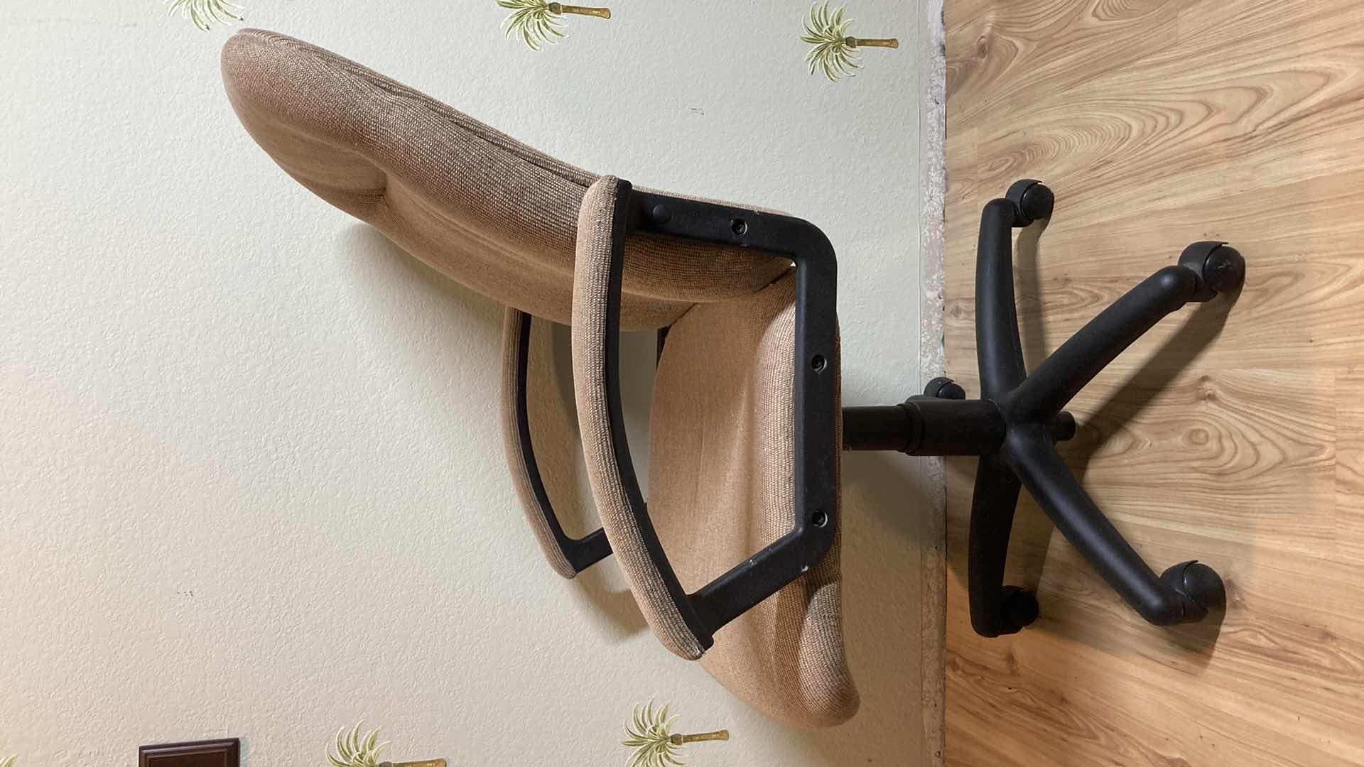 Photo 1 of INTEGRATED FURNITURE SOLUTIONS OFFICE CHAIR 25” X 28” H42”