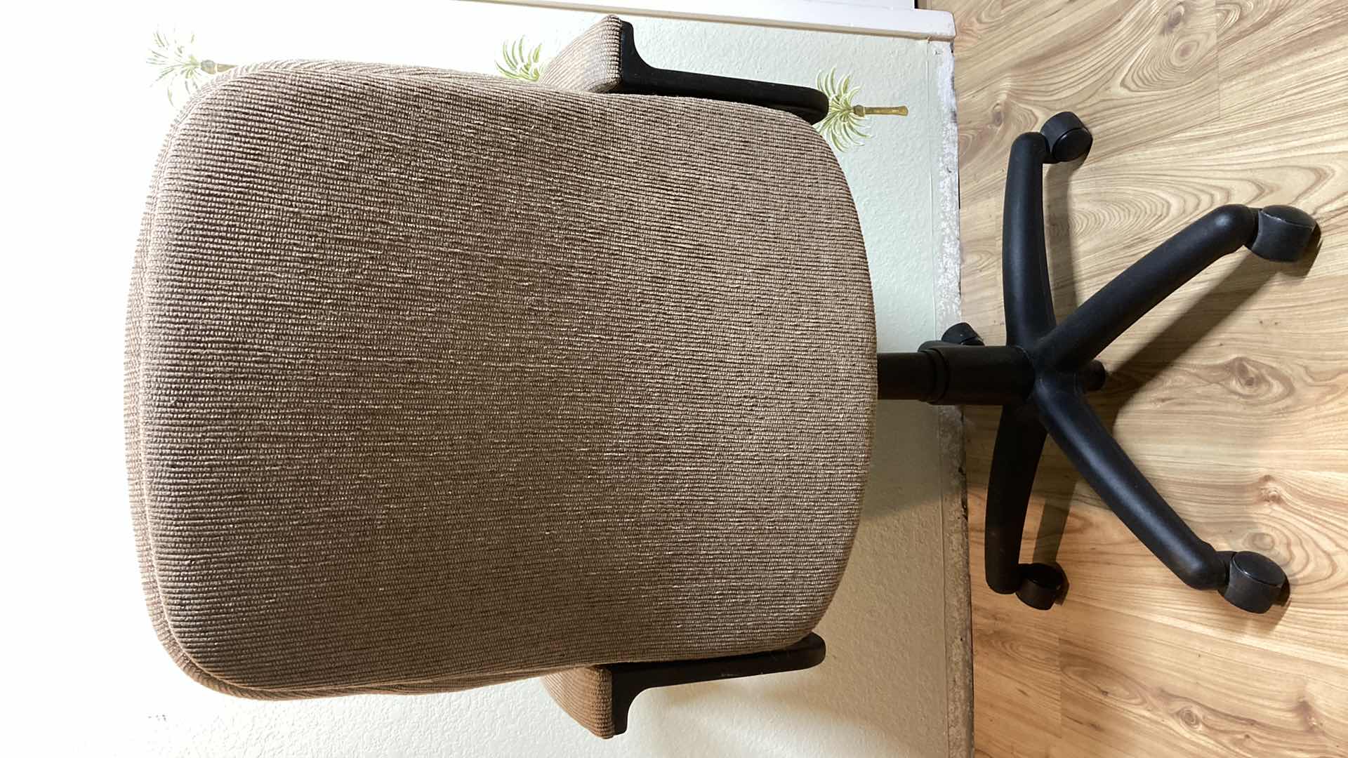 Photo 1 of INTEGRATED FURNITURE SOLUTIONS OFFICE CHAIR 25” X 28” H42”