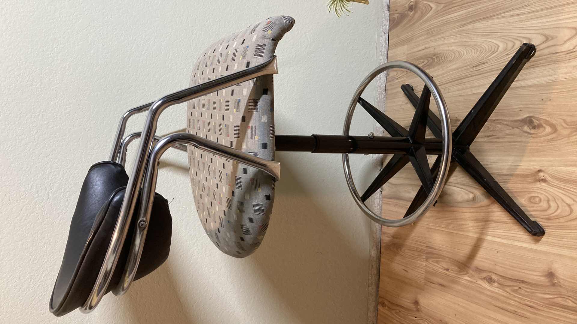 Photo 1 of VINTAGE BAR STOOL 20.5” X 22” H39.5”