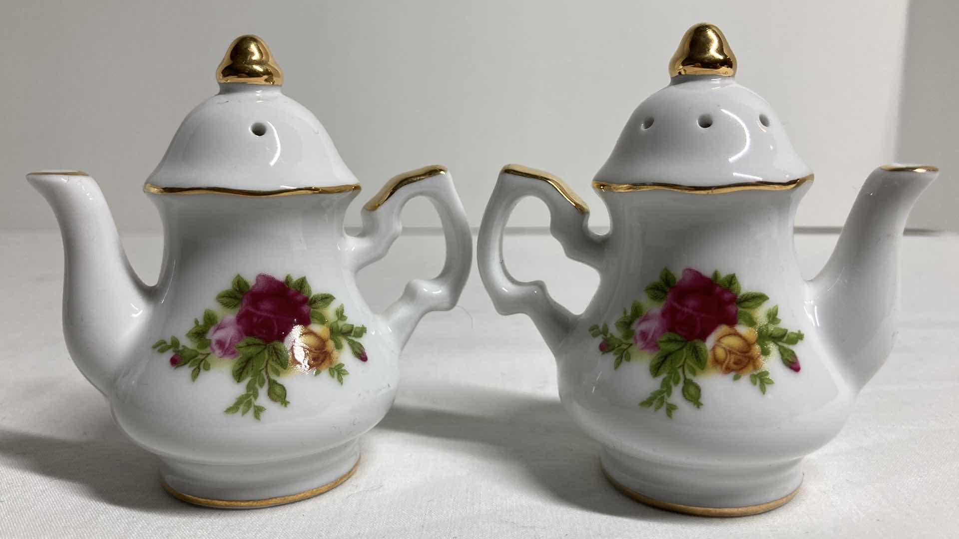 Photo 1 of ROYAL ALBERT OLD COUNTRY ROSES SALT & PEPPER TEAPOTS (2) H2.75”