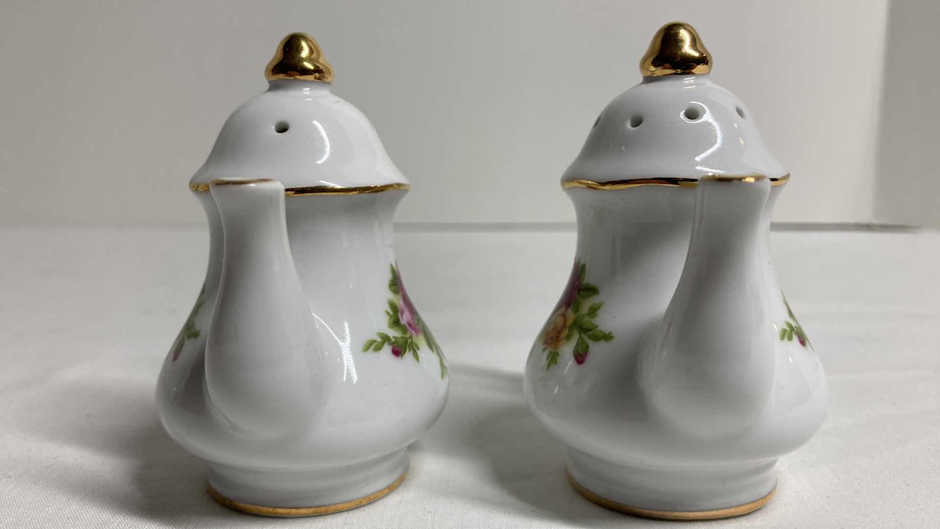 Photo 1 of ROYAL ALBERT OLD COUNTRY ROSES SALT & PEPPER TEAPOTS (2) H2.75”
