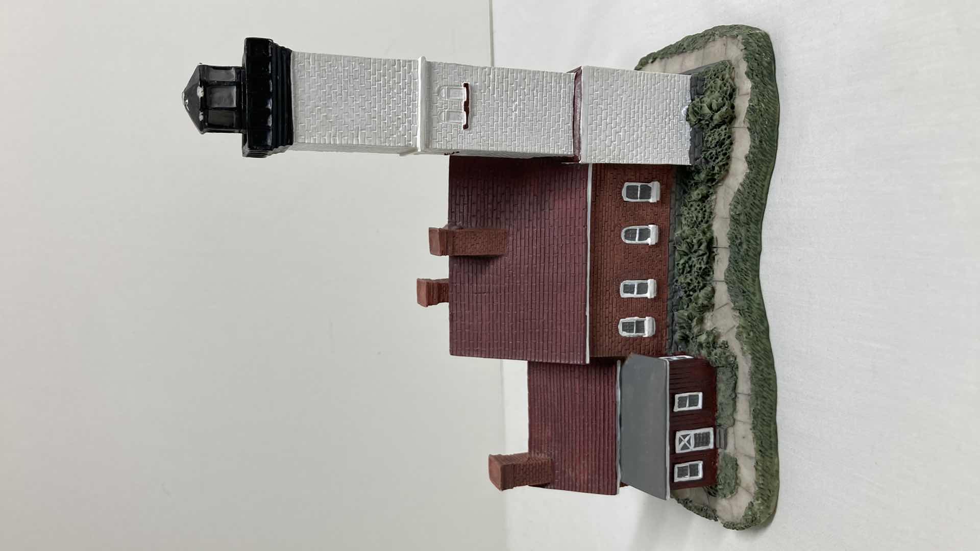 Photo 1 of SCAASIS ORIGINALS INC PRESQUE ISLE PA HANDCRAFTED CERAMIC LIGHTHOUSE 6.5” X 4.75” H7”